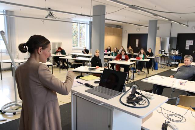 Johanna Büchl vom Jugendamt der Stadt Augsburg referierte über Bedarfserfassung und Planungsverantwortung.
