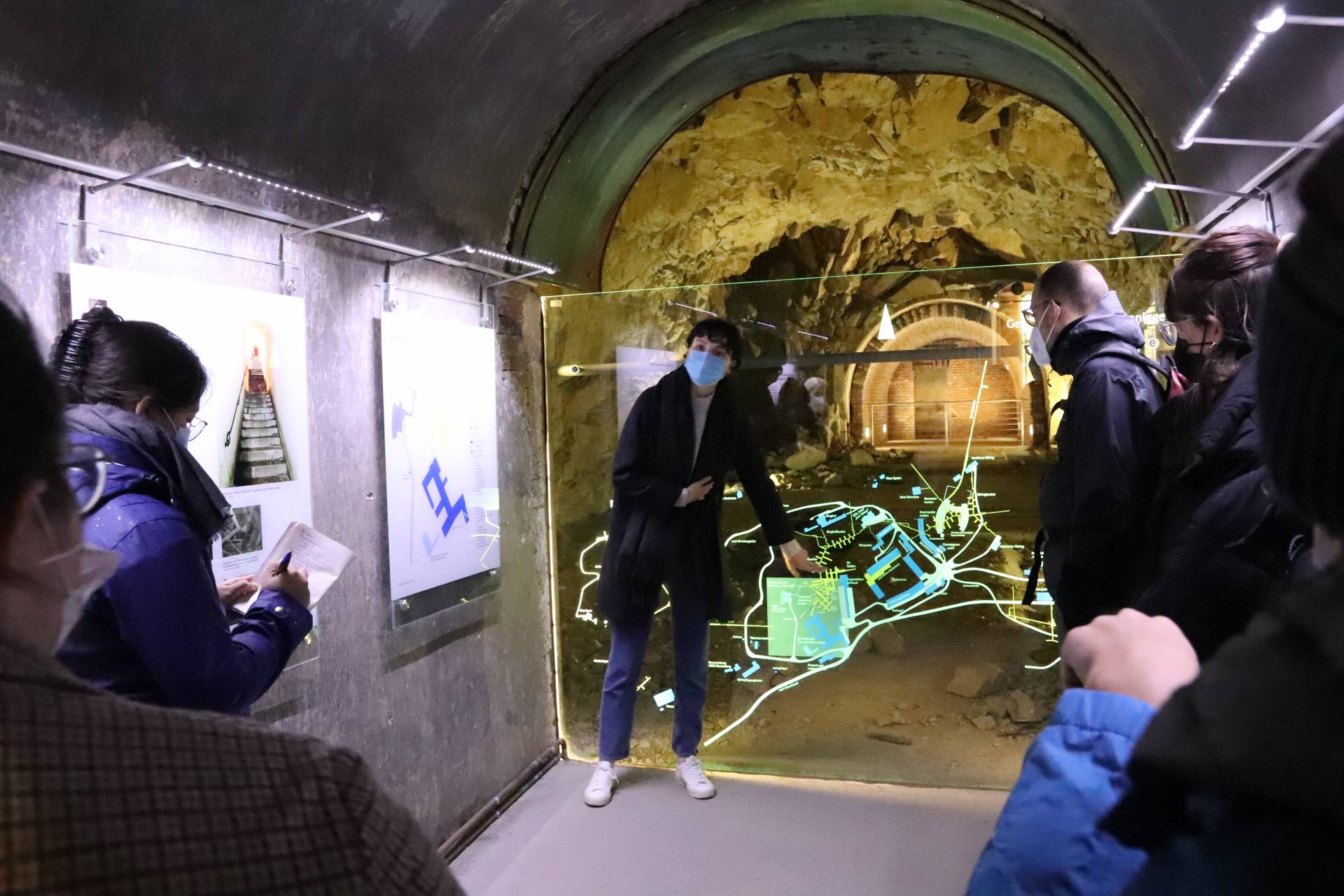 Leonie Zangerl von der Dokumentation Obersalzberg führte die Studierenden durch die Bunkeranlage. Leonie Zangerl von der Dokumentation Obersalzberg führte die Studierenden durch die Bunkeranlage.