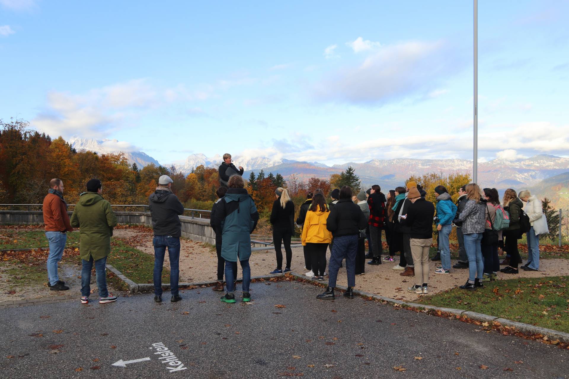 Studierende beim Geländerrundgang Studierende beim Geländerrundgang