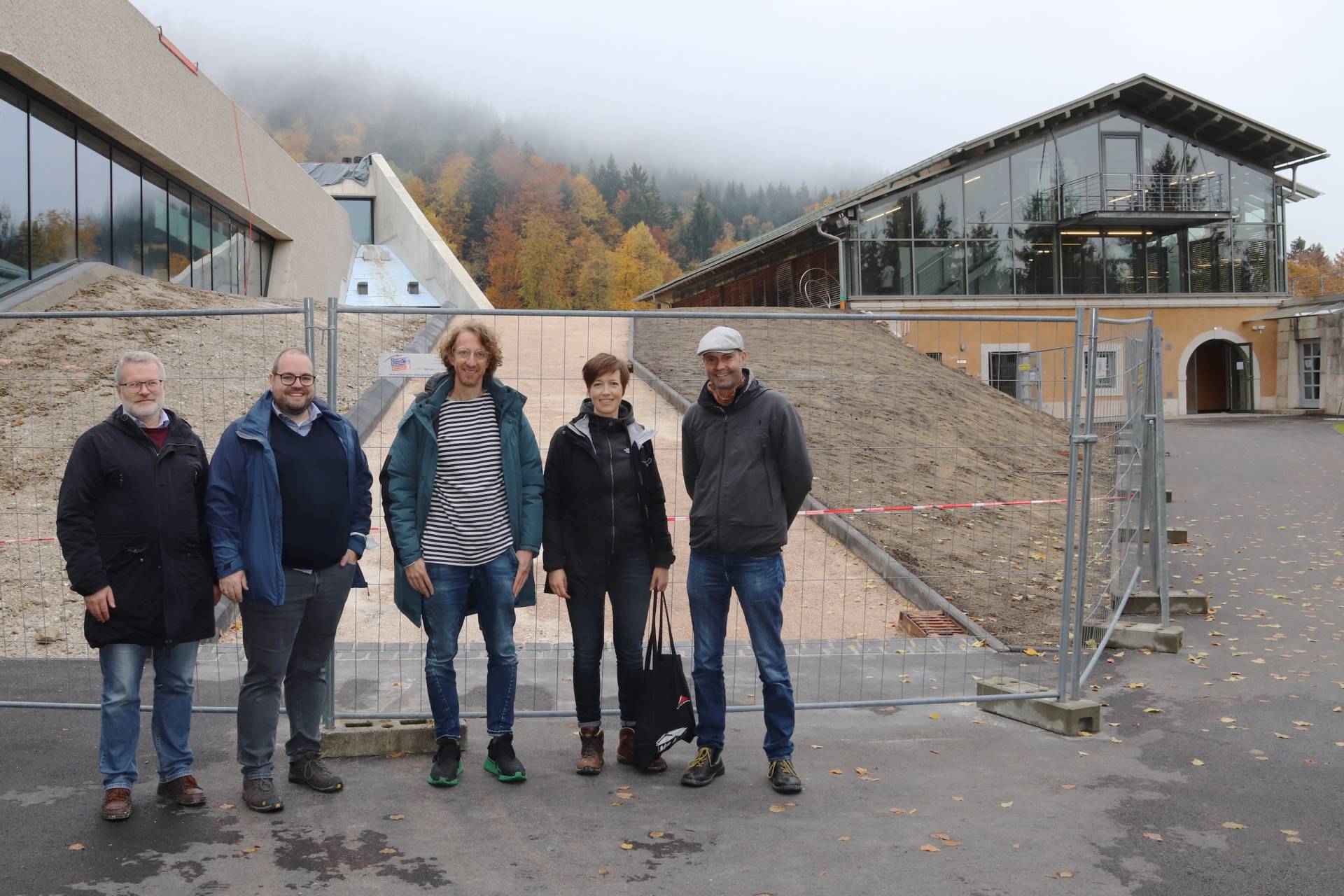 Albert Feiber (l.) und Dr. Sven Keller (2. v. l.) von der Dokumentation Obersalzberg, Cuby Gerards (m.) und Karin Langeveld (2. v. r.) von Trapped in Suburbia, Amsterdam und Prof. Stefan Bufler (r.) vor dem bisherigen Ausstellungsgebäude (rechts) und der Baustelle des Erweiterungsbaus (links). Albert Feiber (l.) und Dr. Sven Keller (2. v. l.) von der Dokumentation Obersalzberg, Cuby Gerards (m.) und Karin Langeveld (2. v. r.) von Trapped in Suburbia, Amsterdam und Prof. Stefan Bufler (r.) vor dem bisherigen Ausstellungsgebäude (rechts) und der Baustelle des Erweiterungsbaus (links).