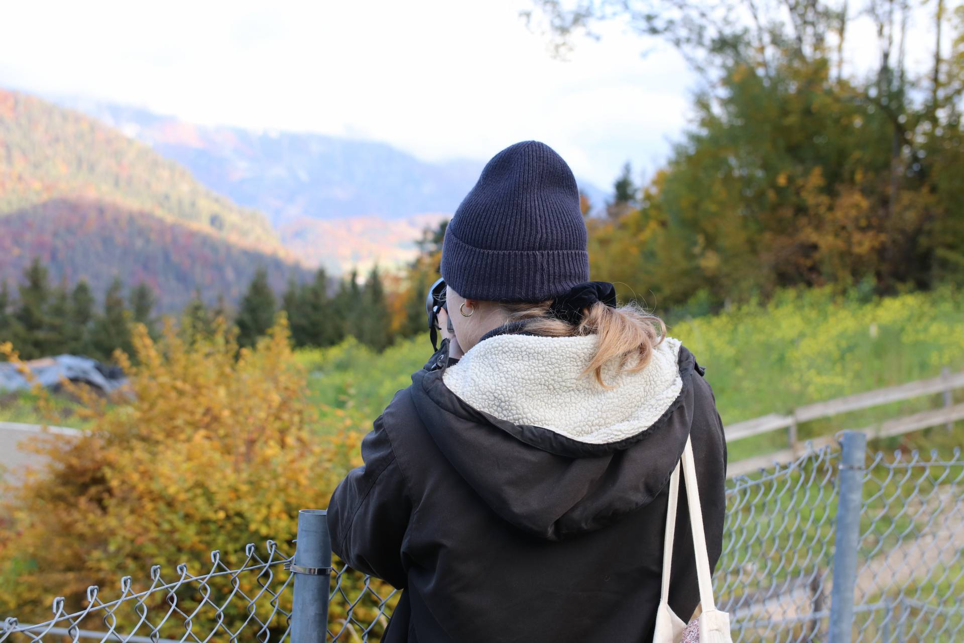Studentin beim Fotografieren auf dem Obersalzberg Studentin beim Fotografieren auf dem Obersalzberg