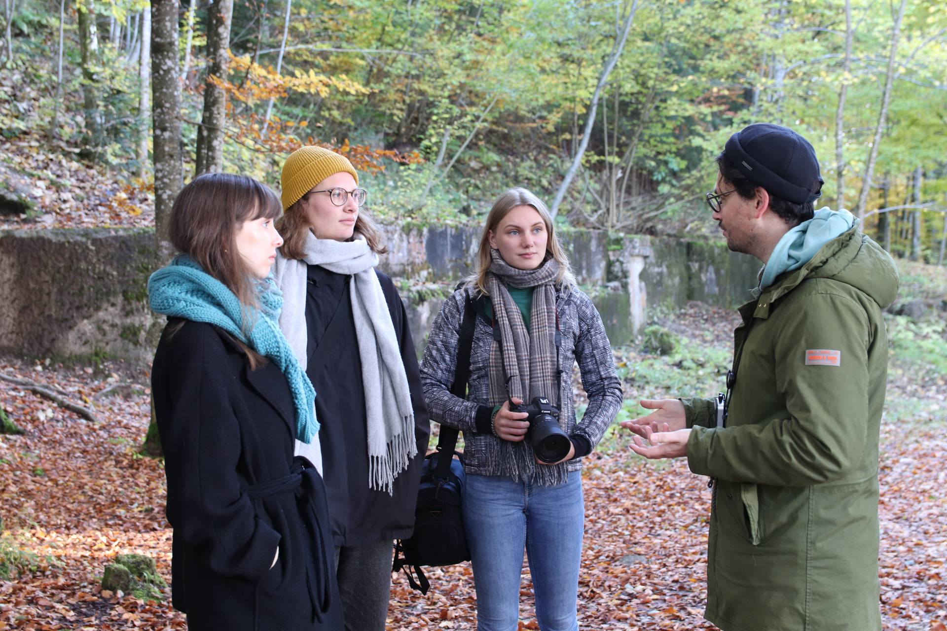 Andreas Stelzl, wissenschaftlicher Mitarbeiter, im Gespräch mit drei Studentinnen. Andreas Stelzl, wissenschaftlicher Mitarbeiter, im Gespräch mit drei Studentinnen.