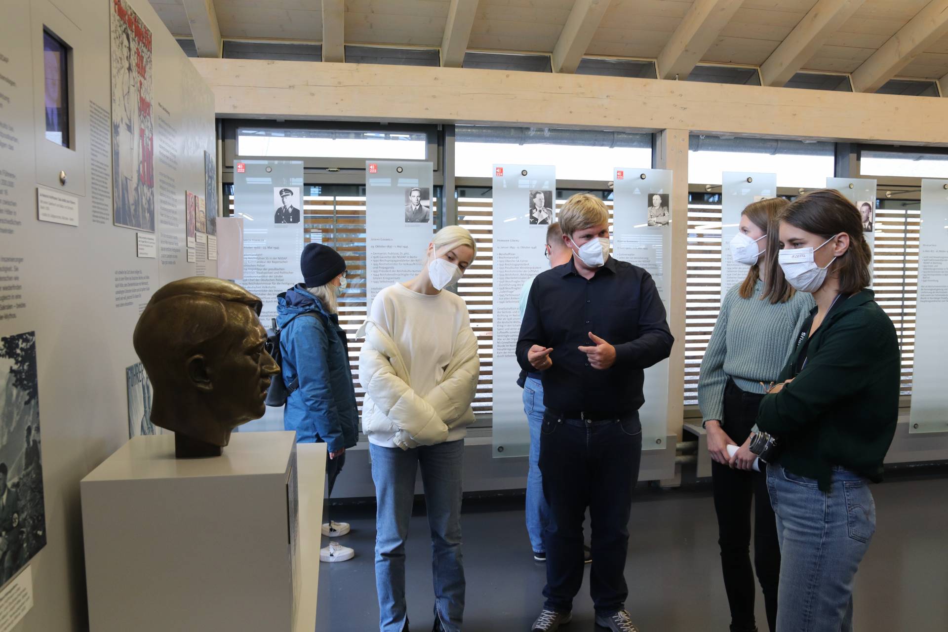 Dr. Mathias Irlinger mit Studentinnen in der derzeitigen Dauerausstellung Dr. Mathias Irlinger mit Studentinnen in der derzeitigen Dauerausstellung