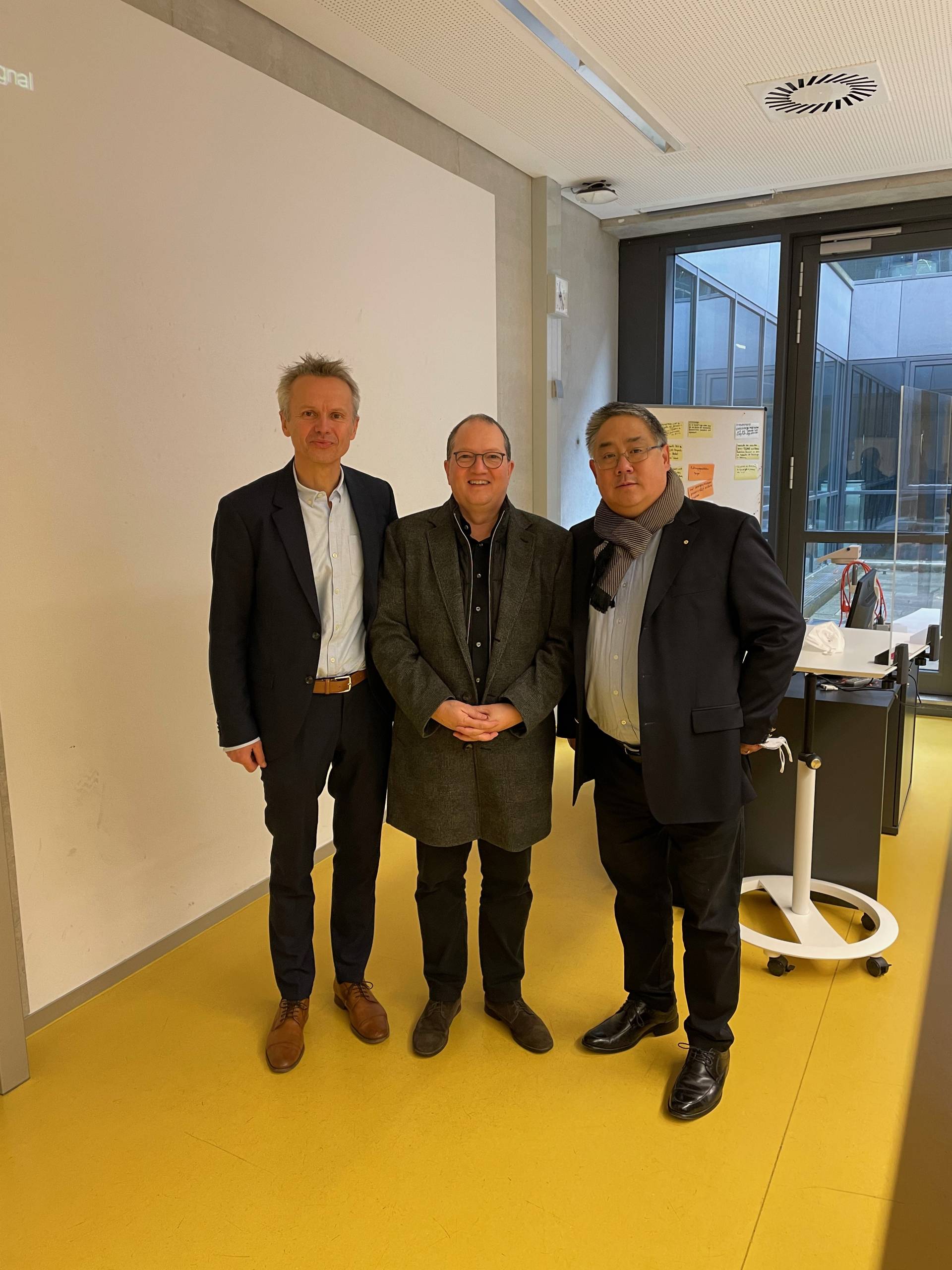Foto von links: Prof. Feix, Thomas Eisenbarth, Raymond J. Chow
