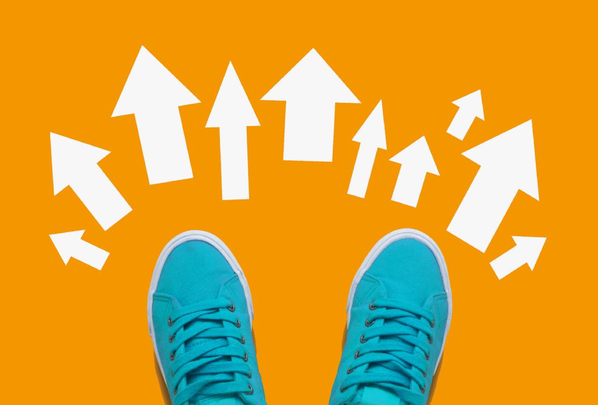 Schuhe mit Pfeile in unterschiedliche Richtungen