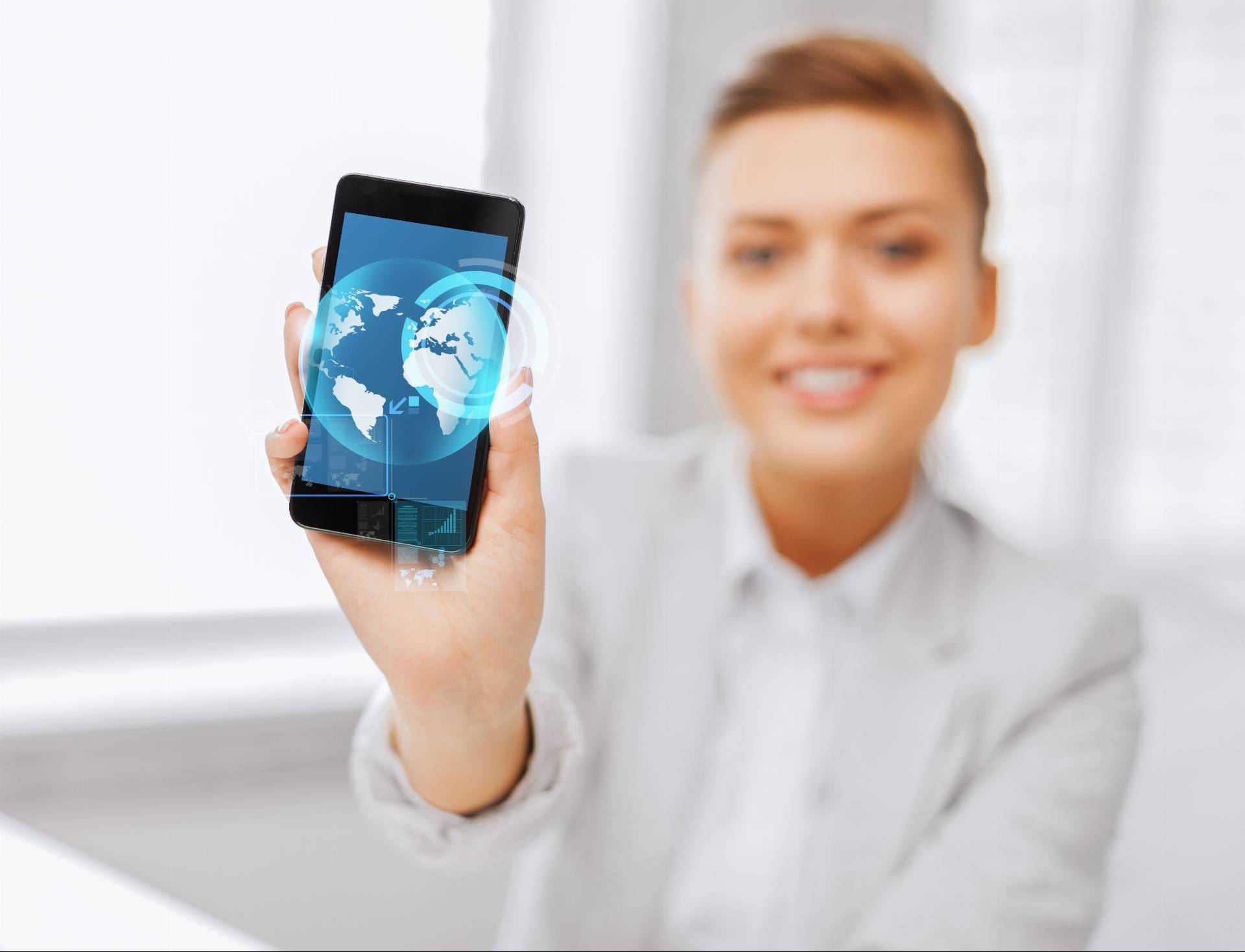 Frau im Businessoutfit streckt Handy mit Weltkugel auf dem Display entgegen