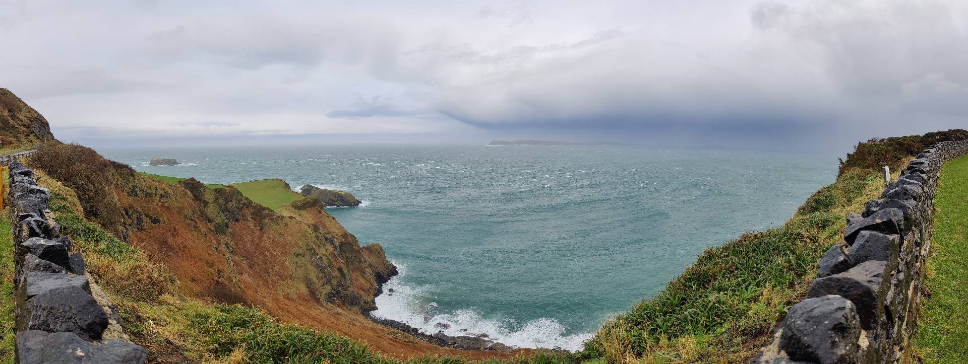 Küste auf dem Weg zum Giants Causeway
