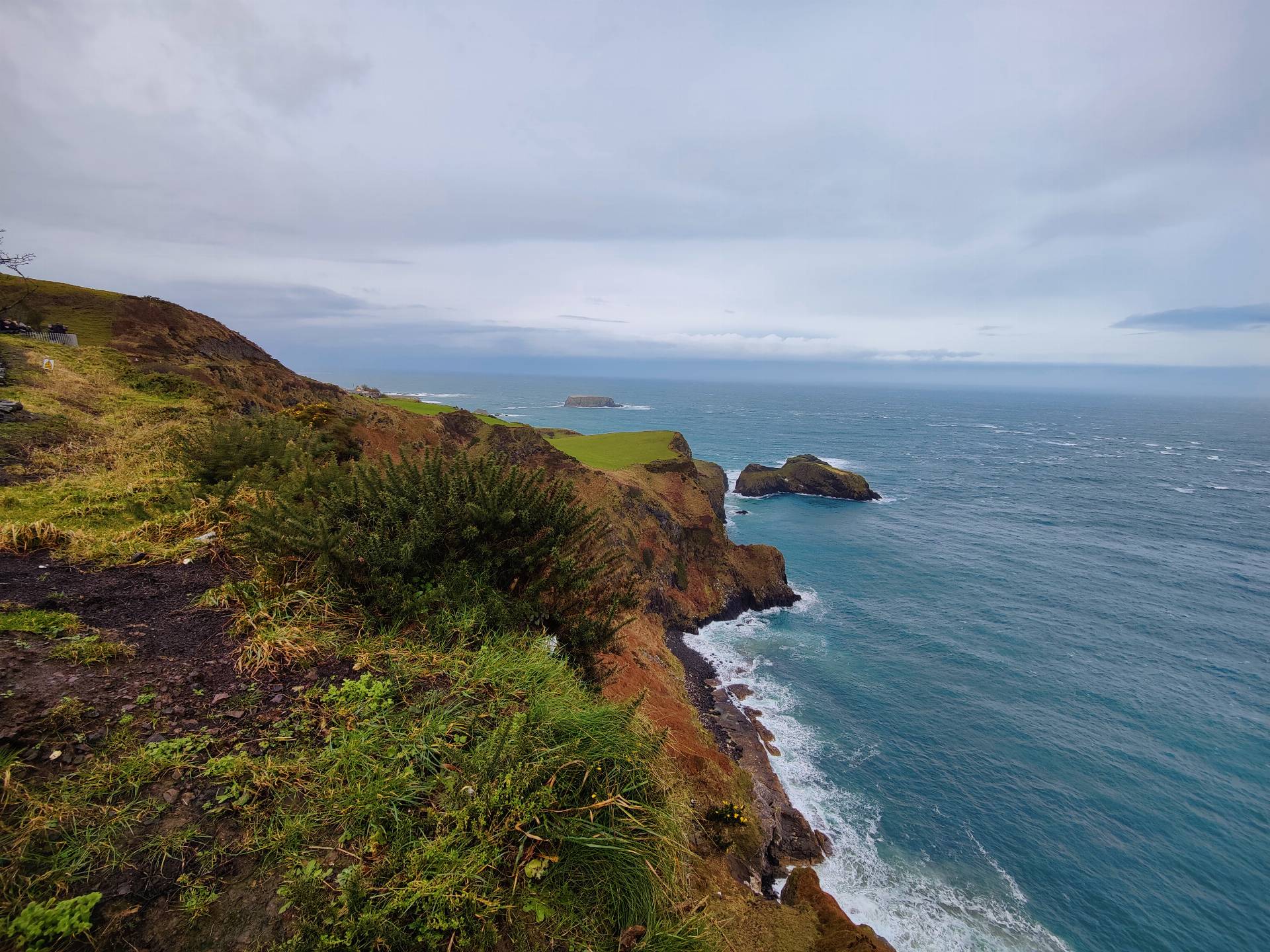 Küste auf dem Weg zum Giants Causeway