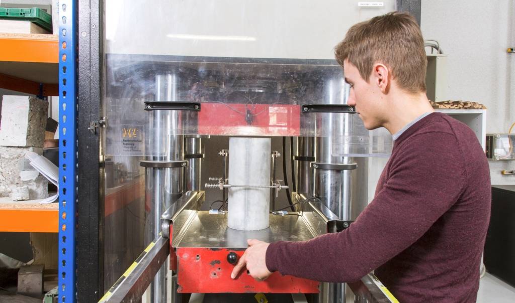 Studierender bei Versuch