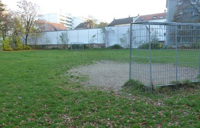 Jugendliche haben ihre kommunalen Räume – z.B. in der Jaobervorstadt Nord in Augsburg: hier der Bolzplatz St. Max © Philipp Moeckl