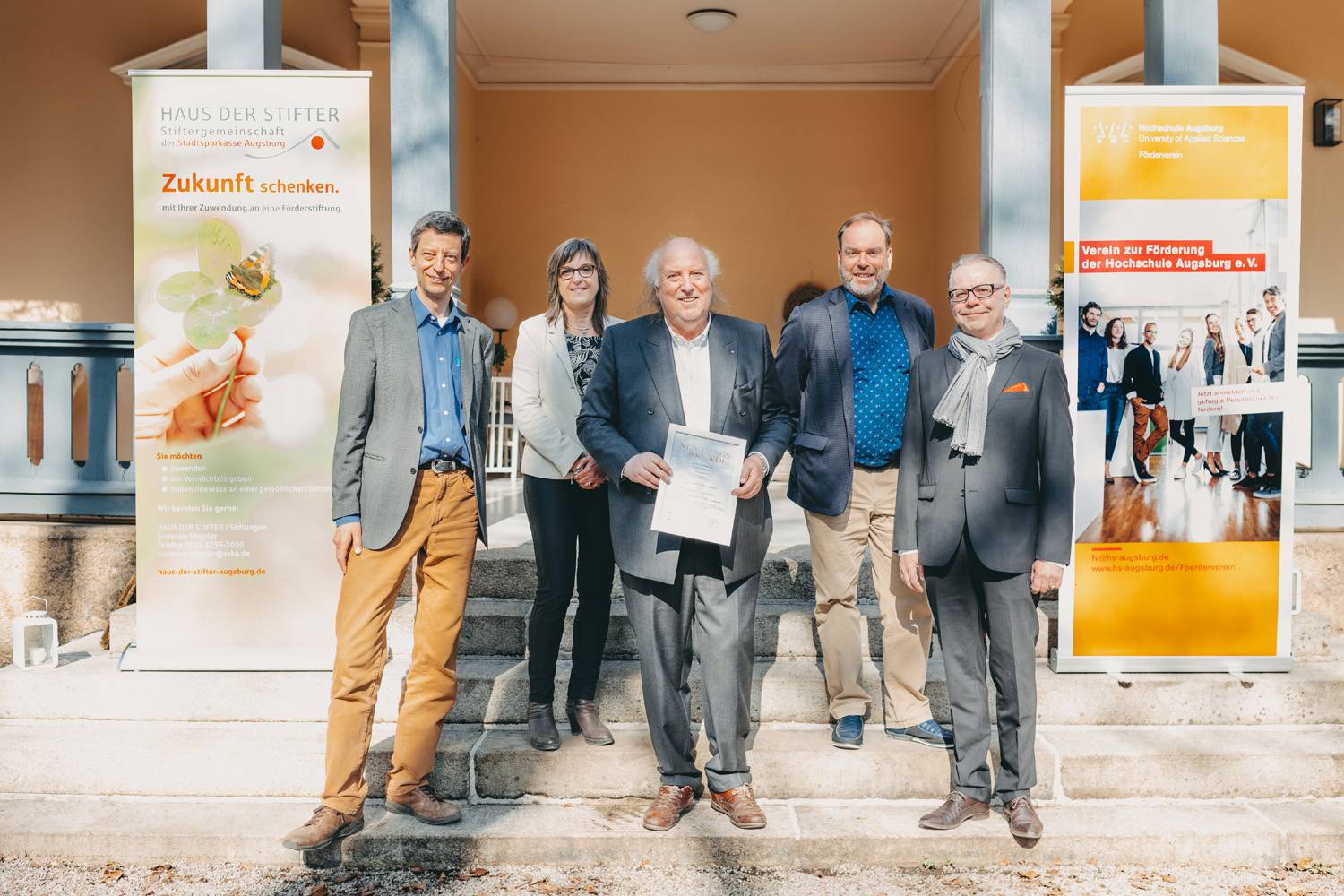 Wolfgang Rockelmann erhält die Stifterurkunde. Foto: Matthias Leo Wolfgang Rockelmann erhält die Stifterurkunde. Foto: Matthias Leo