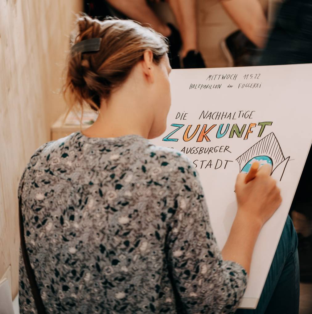 Lara Schmelzeisen dokumentierte die Diskussionsbeiträge mit der Methode des Graphic Recording.