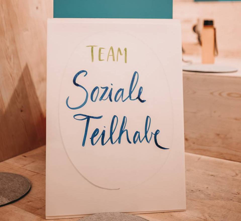 Schild: Team Soziale Teilhabe © Matthias Leo