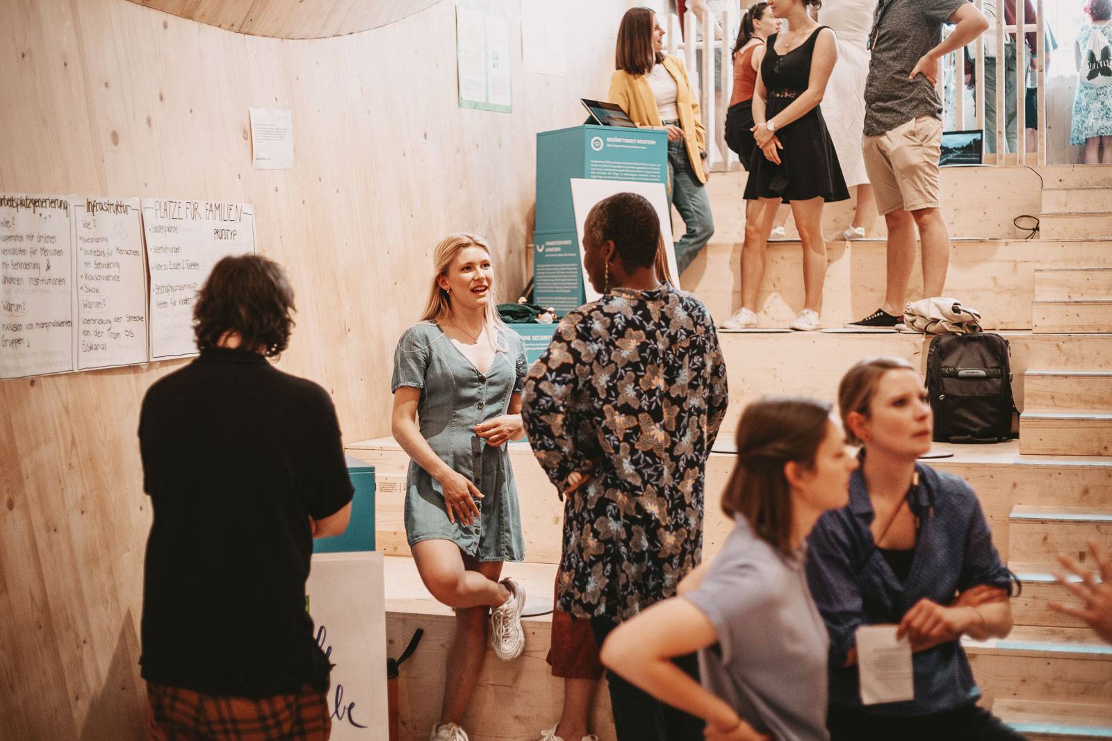 Studierende und Transferpartner:innen im Gespräch © Matthias Leo