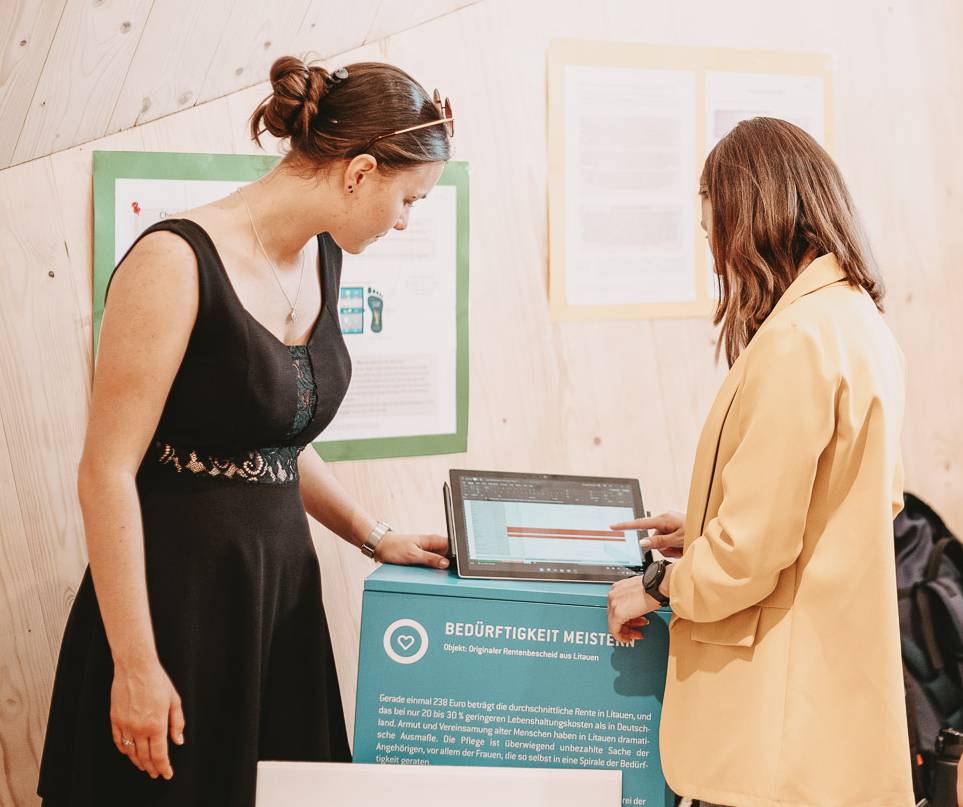 Studierende präsentieren am Laptop © Matthias Leo