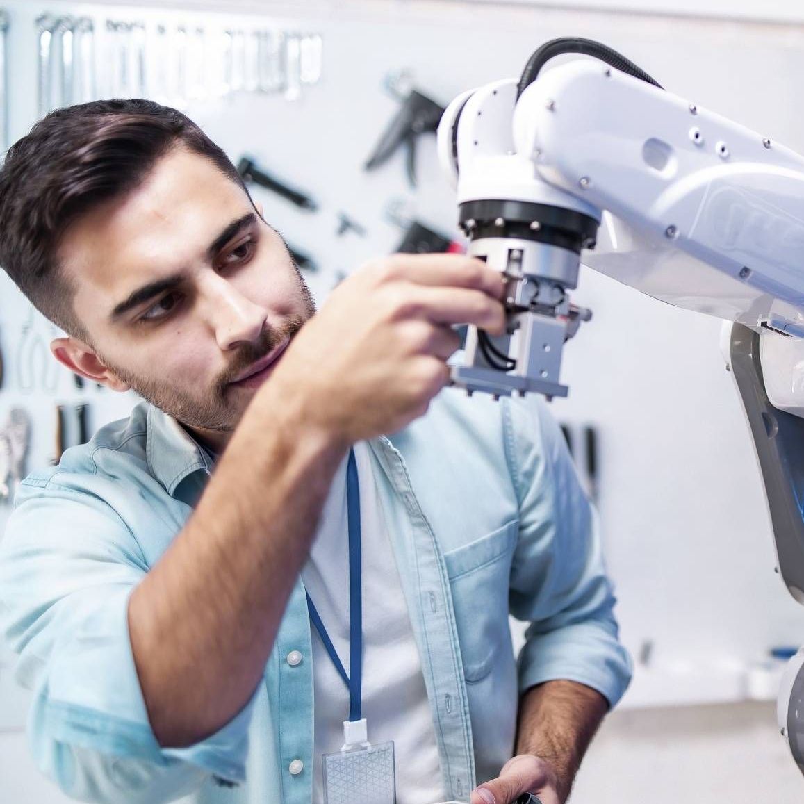 Mensch und Maschine - Master Technologie-Management - berufsbegleitend - Hochschule Augsburg (Foto: AdobeStock)