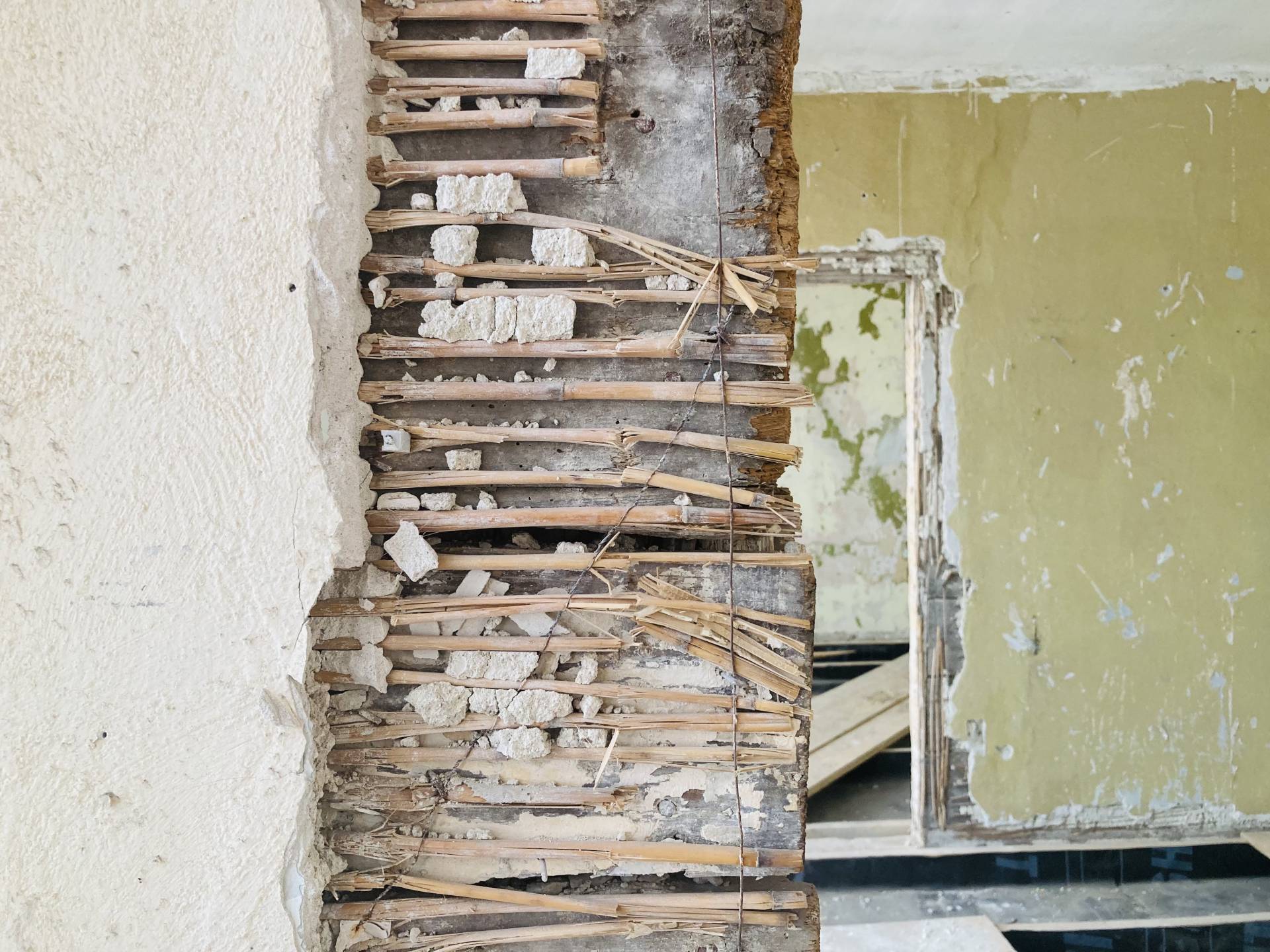 Historische Wandaufbauten mit Haselnuss-Ruten und Kalkputz