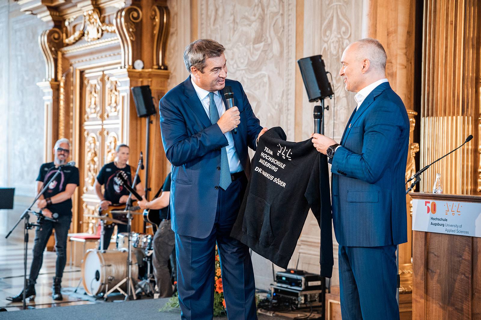 Team-HSA-Hoodie: Gastgeschenk für den Ministerpräsidenten Dr. Markus Söder.