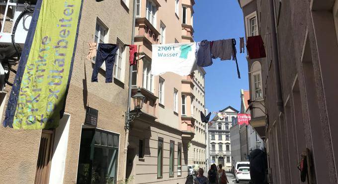 In der Augsburger Innenstadt wurde eine Fast-Fashion-Welle mit dem Titel „Hängengelassen – die Altkleiderwelle” installiert. Bilder: Carolin Loser/Stadt Augsburg In der Augsburger Innenstadt wurde eine Fast-Fashion-Welle mit dem Titel „Hängengelassen – die Altkleiderwelle” installiert. Bilder: Carolin Loser/Stadt Augsburg