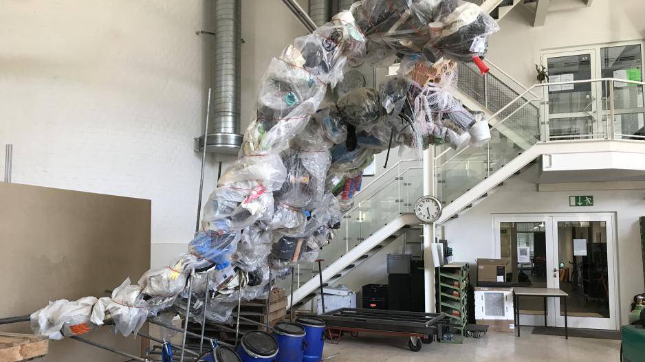 In den Räumen des Makerspace das Habitat Augsburg e. V. entstand aus Abfällen eine Plastik-Welle. In den Räumen des Makerspace das Habitat Augsburg e. V. entstand aus Abfällen eine Plastik-Welle.