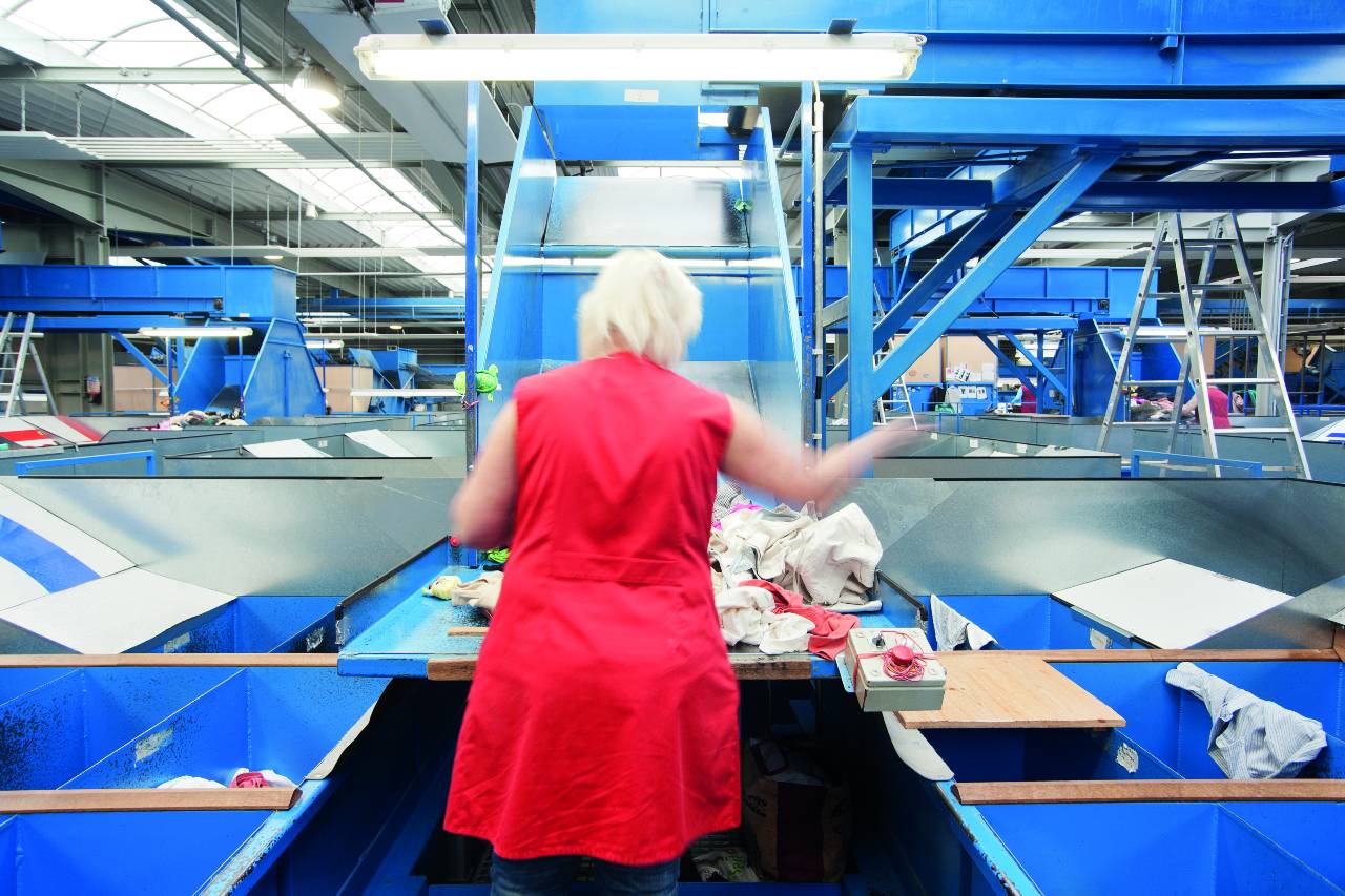 Frau beim Sortieren von Textilien. Frau beim Sortieren von Textilien.