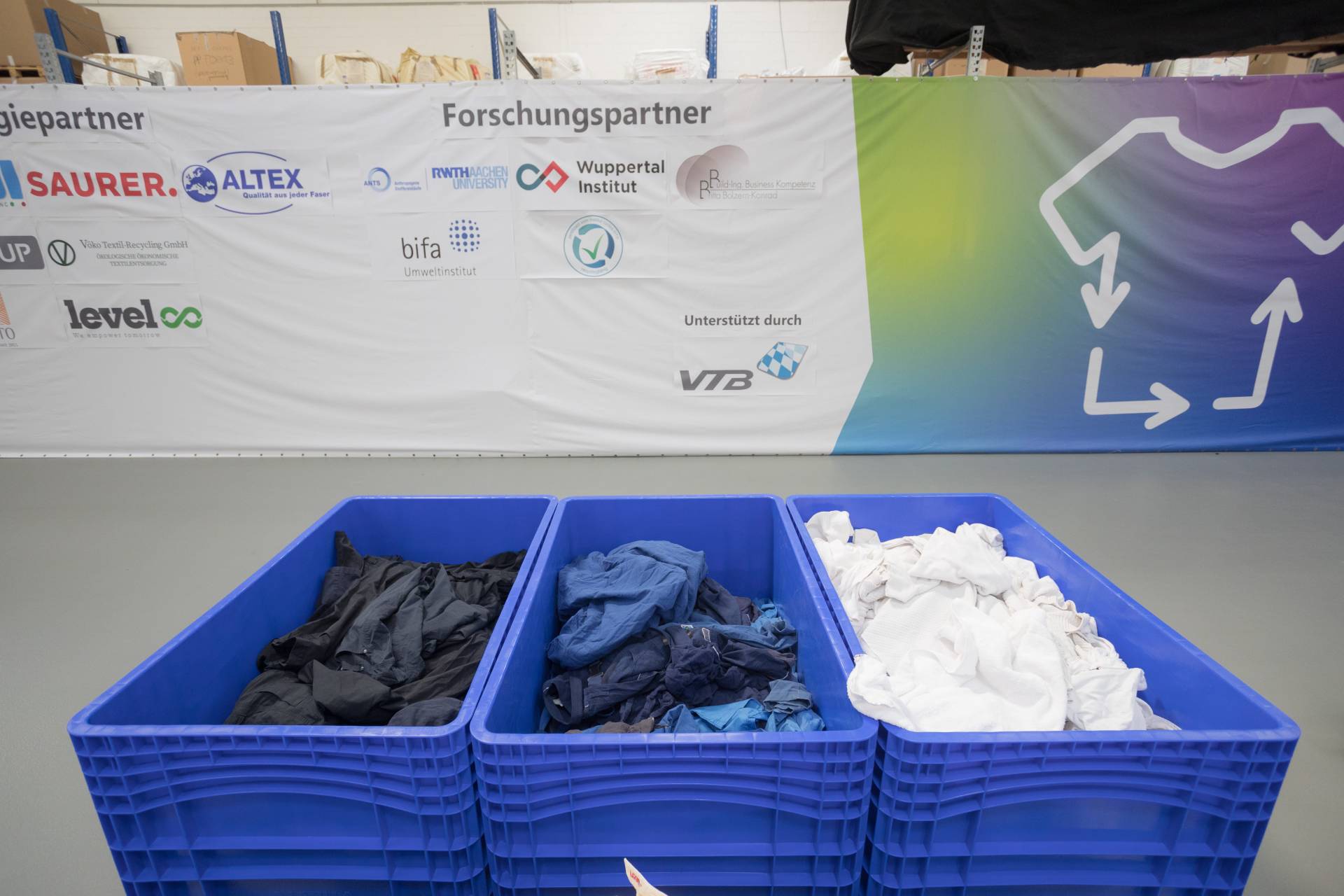 Sortierte Alttextilien in Boxen Sortierte Alttextilien in Boxen