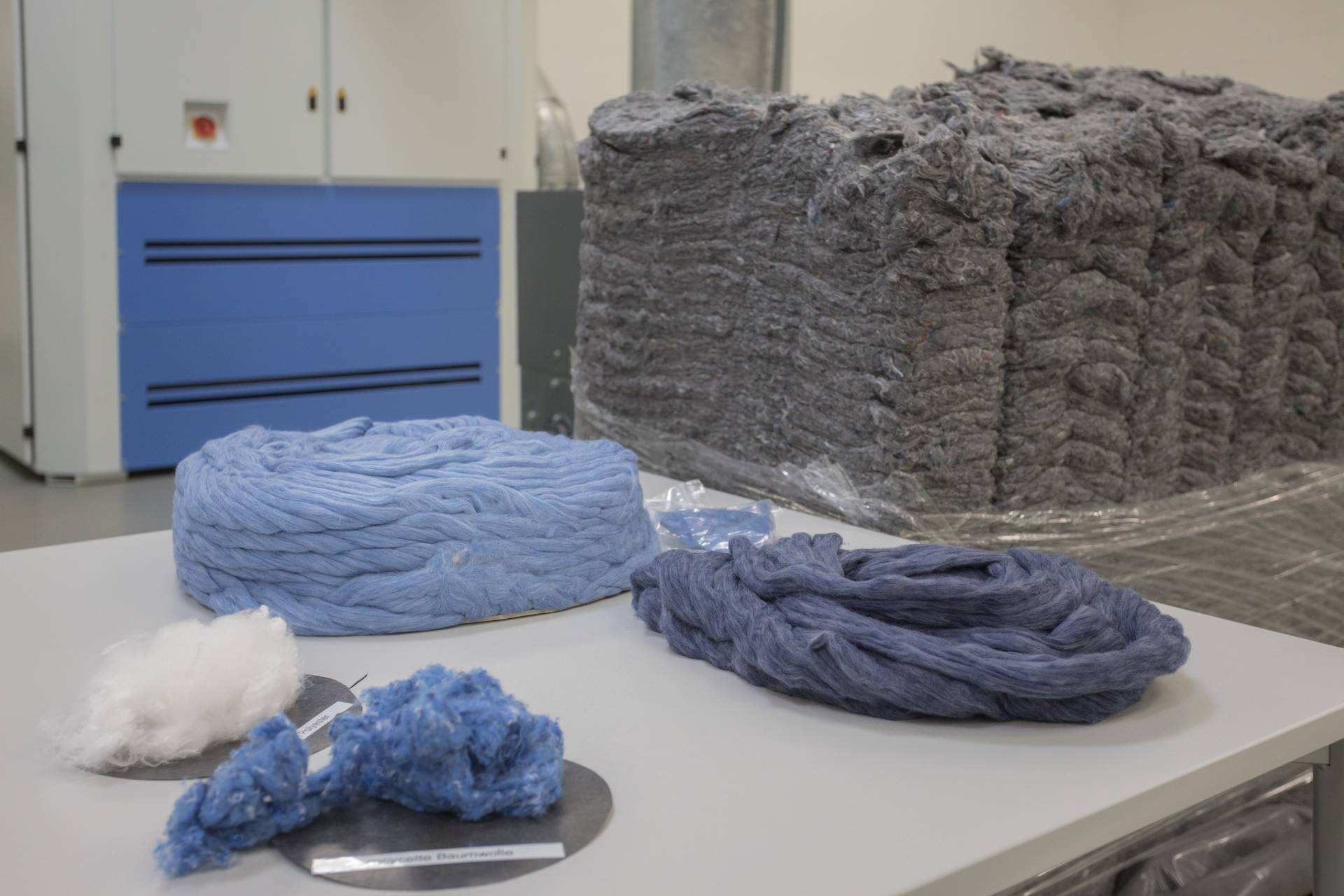 Ausgansmaterial und Kardenbänder Ausgansmaterial und Kardenbänder