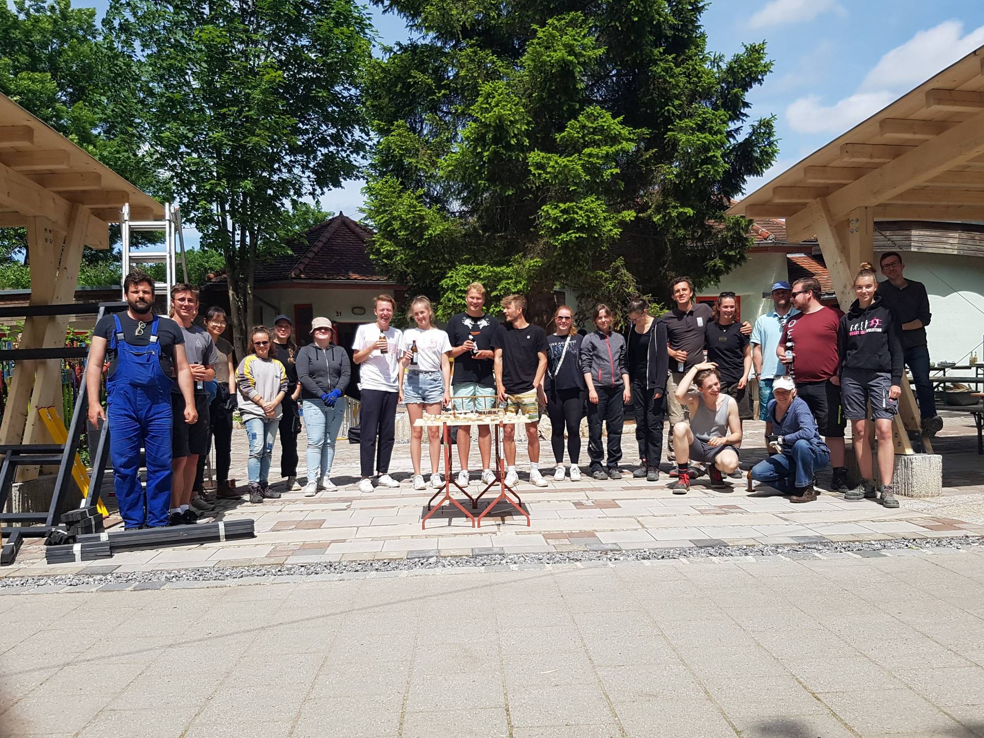 Gruppenfoto vor dem Lehmbau