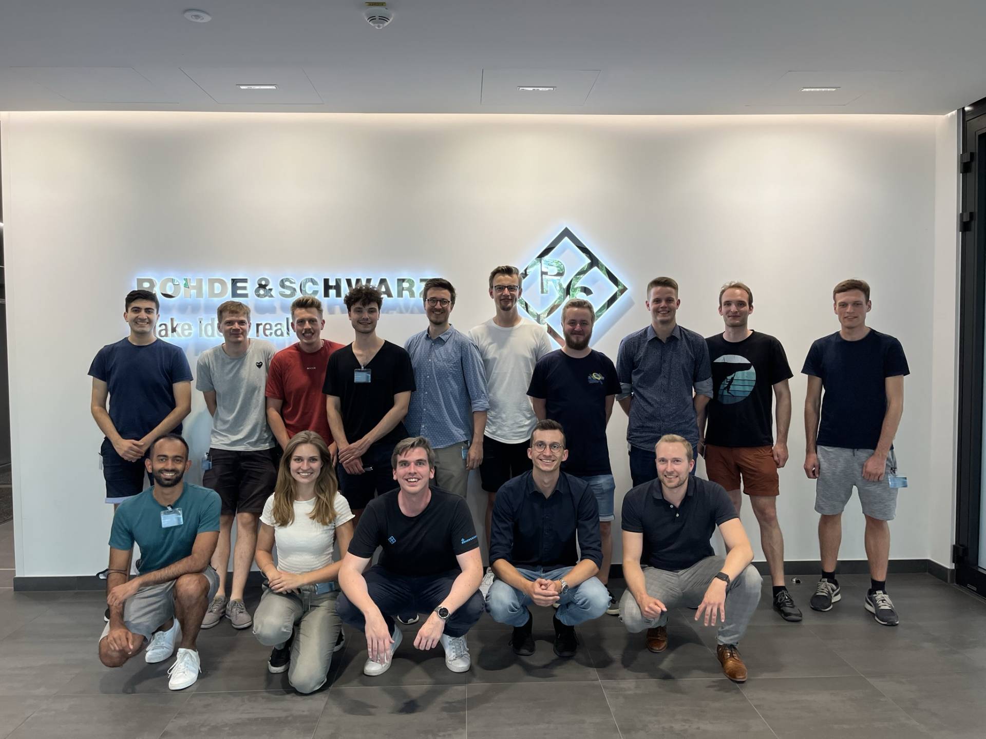 Gruppenbild der Preisträger:innen beim Besuch bei Rohde und Schwarz (Bild: Rohde & Schwarz)