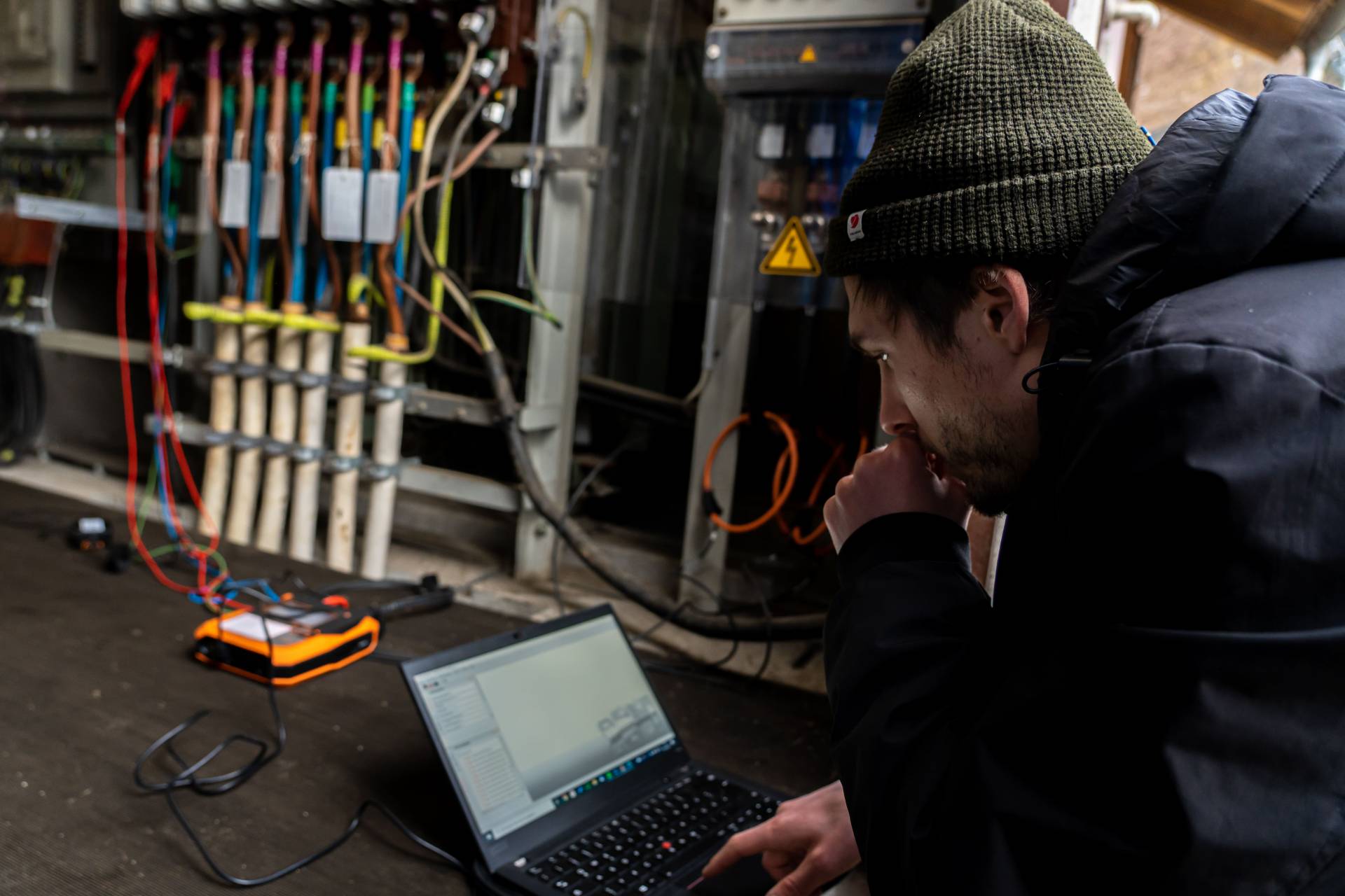 Mitarbeiter der Hochschule Augsburg bei der Auslesung von Daten an einer Trafo-Station