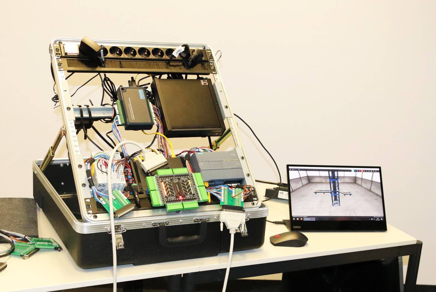Dieser Demonstrator zeigt eine Simulation von physischen Produktionsanlagen zur risikoarmen Durchführung von Sicherheitstests.