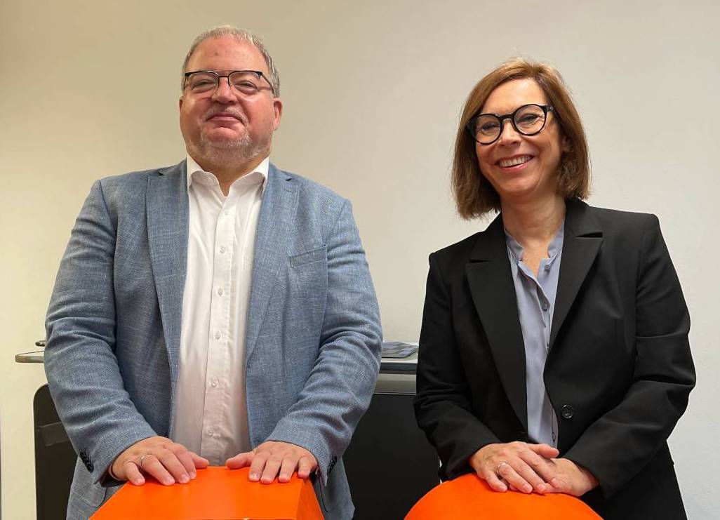 Andreas Thiel von der Regio Augsburg Wirtschaft GmbH (links) und Prof. Dr. Sabine Joeris von der Fakultät für Wirtschaft der Hochschule Augsburg.