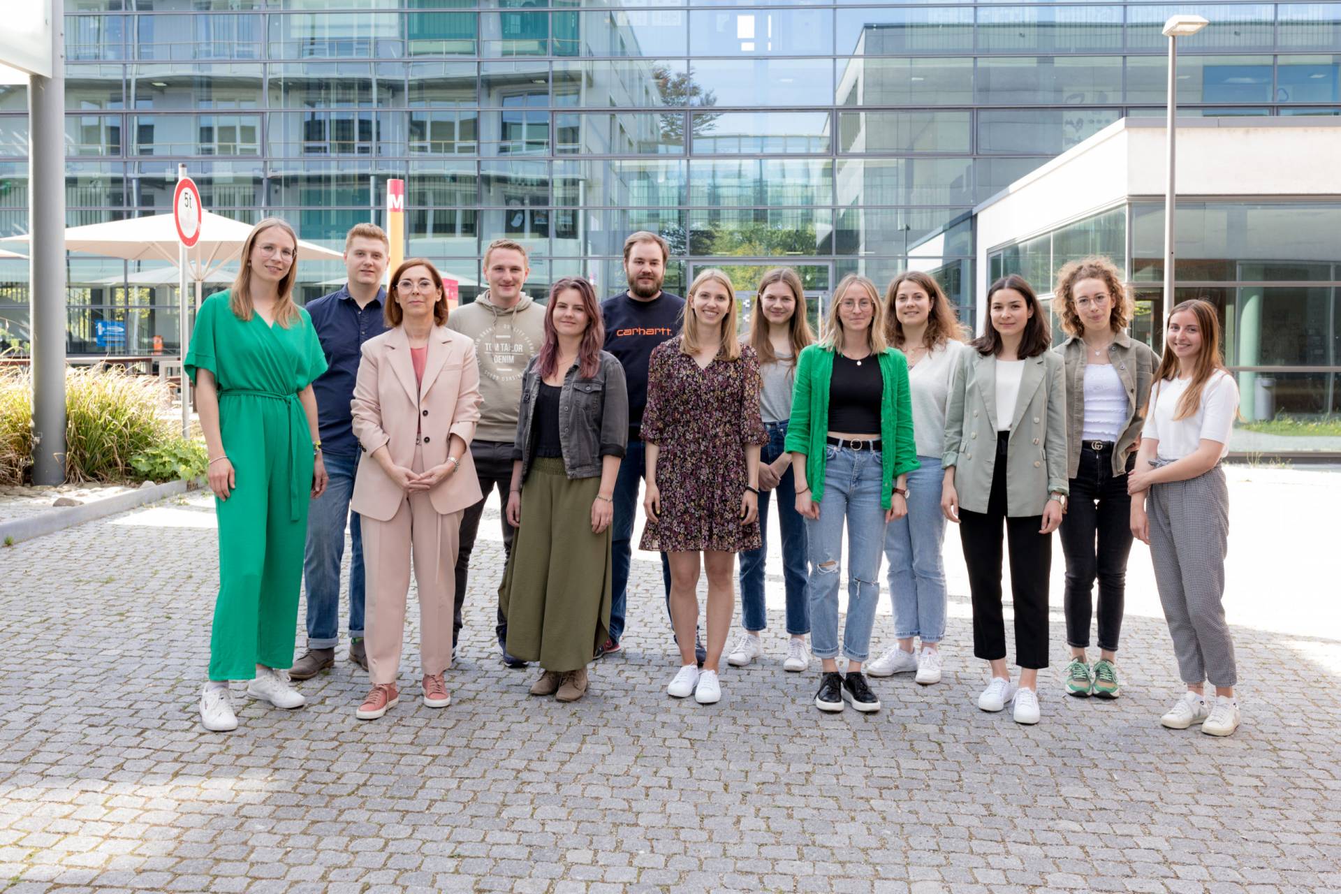 Das Entwicklerteam: Die Studierenden der Fakultät für Wirtschaft mit Prof. Dr. Sabine Joeris (3.v.l.). Bild: Matthias Leo