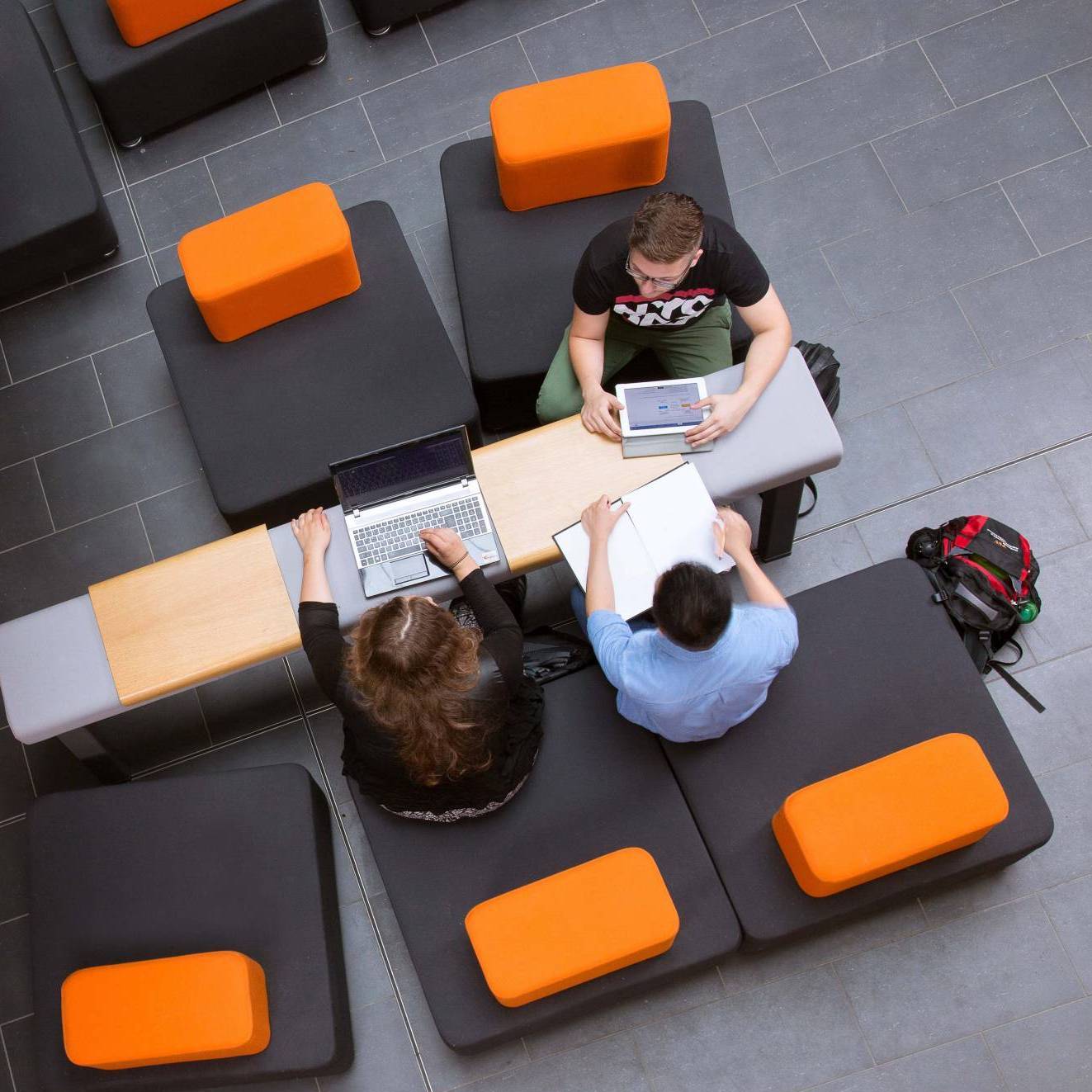 Studierende im Foyer des W-Gebäudes