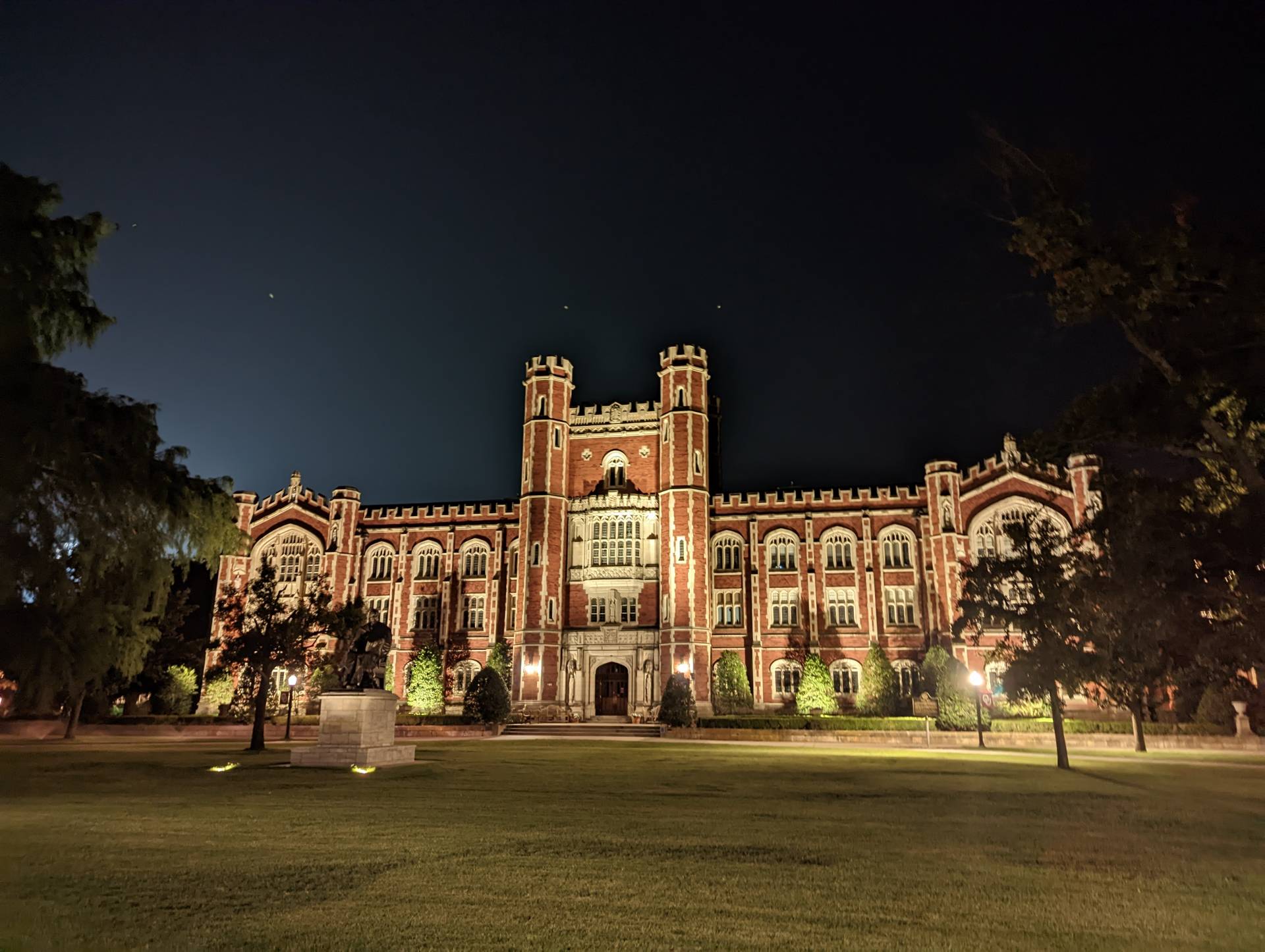 Campus der University of Oklahoma bei Nacht