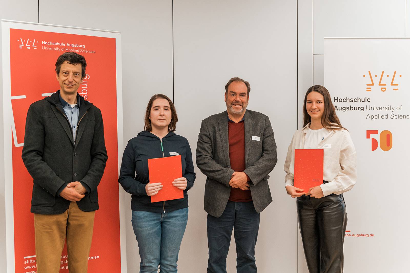 Stipendiat:innen, Stipendiengeber und Vizepräsident bei der Stipendienfeier