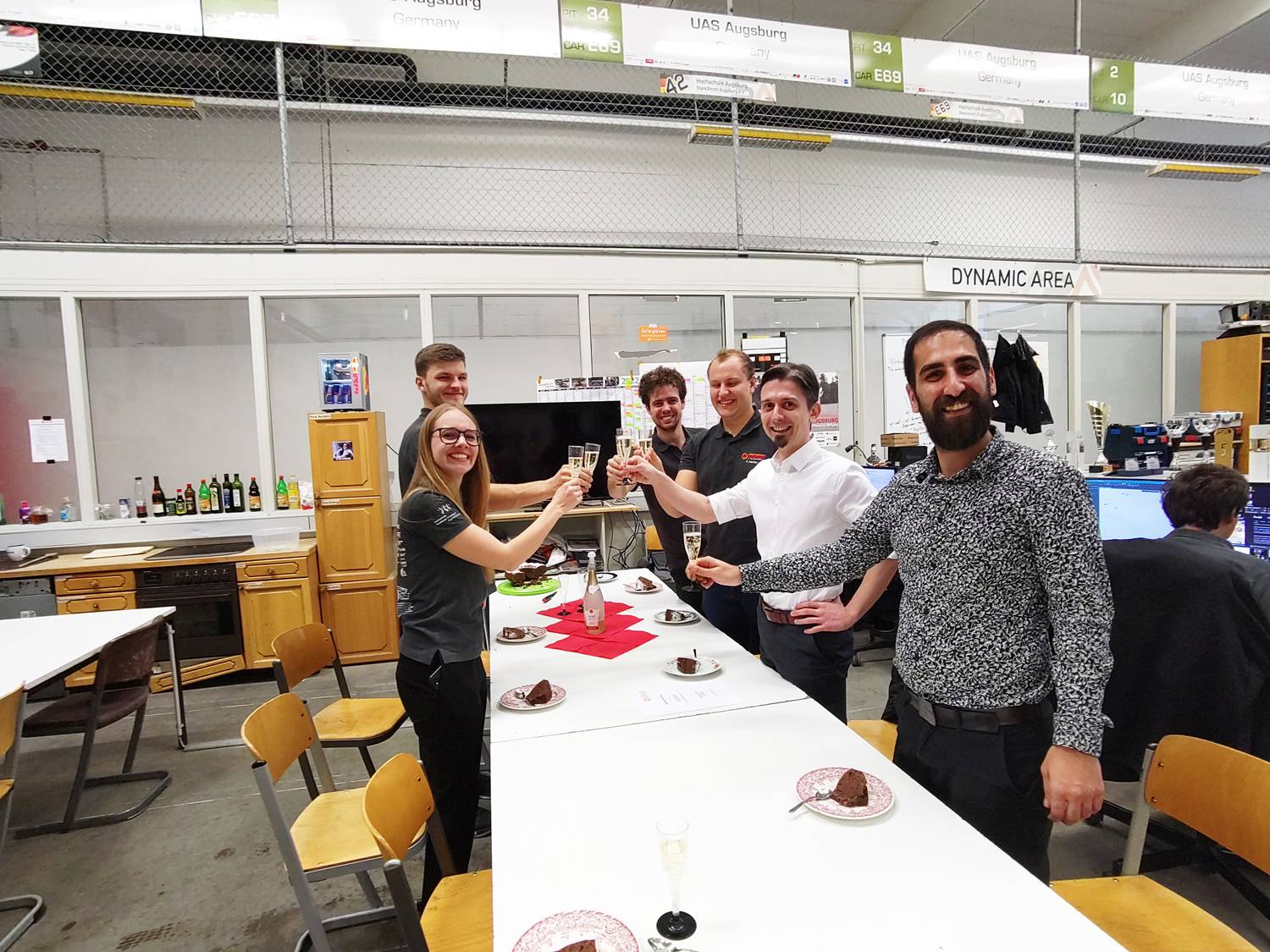 Das StarkStrom-Team und TUXEDO Computers stoßen mit alkoholfreiem Sekt auf die gemeinsame Partnerschaft an. 