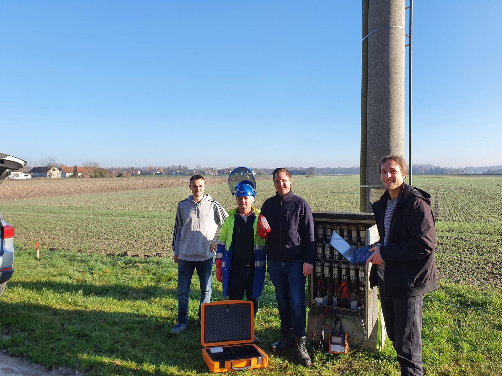 Einbau einer PQ-Box in einer Maststation auf Niederspannungsseite im Gebiet Moosburg.
