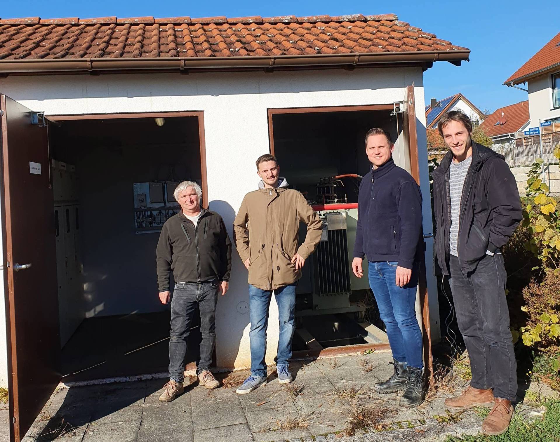 Einbau einer PQ-Box in einer Gebäudestation auf Niederspannungsseite. Hinter der rechten Tür ist der Trafo der Station zu sehen.