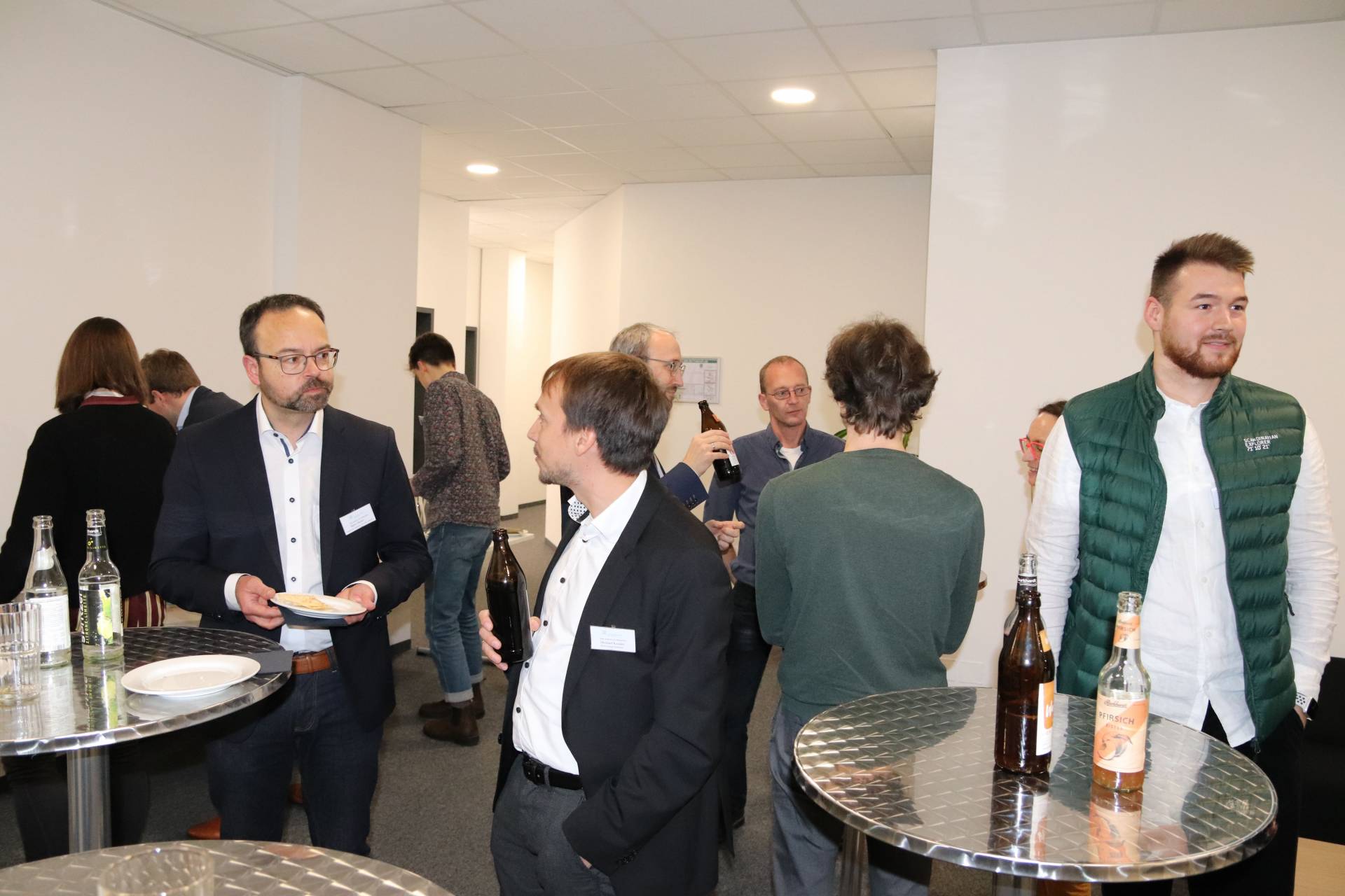 Teilnehmende am Event beim Networking.