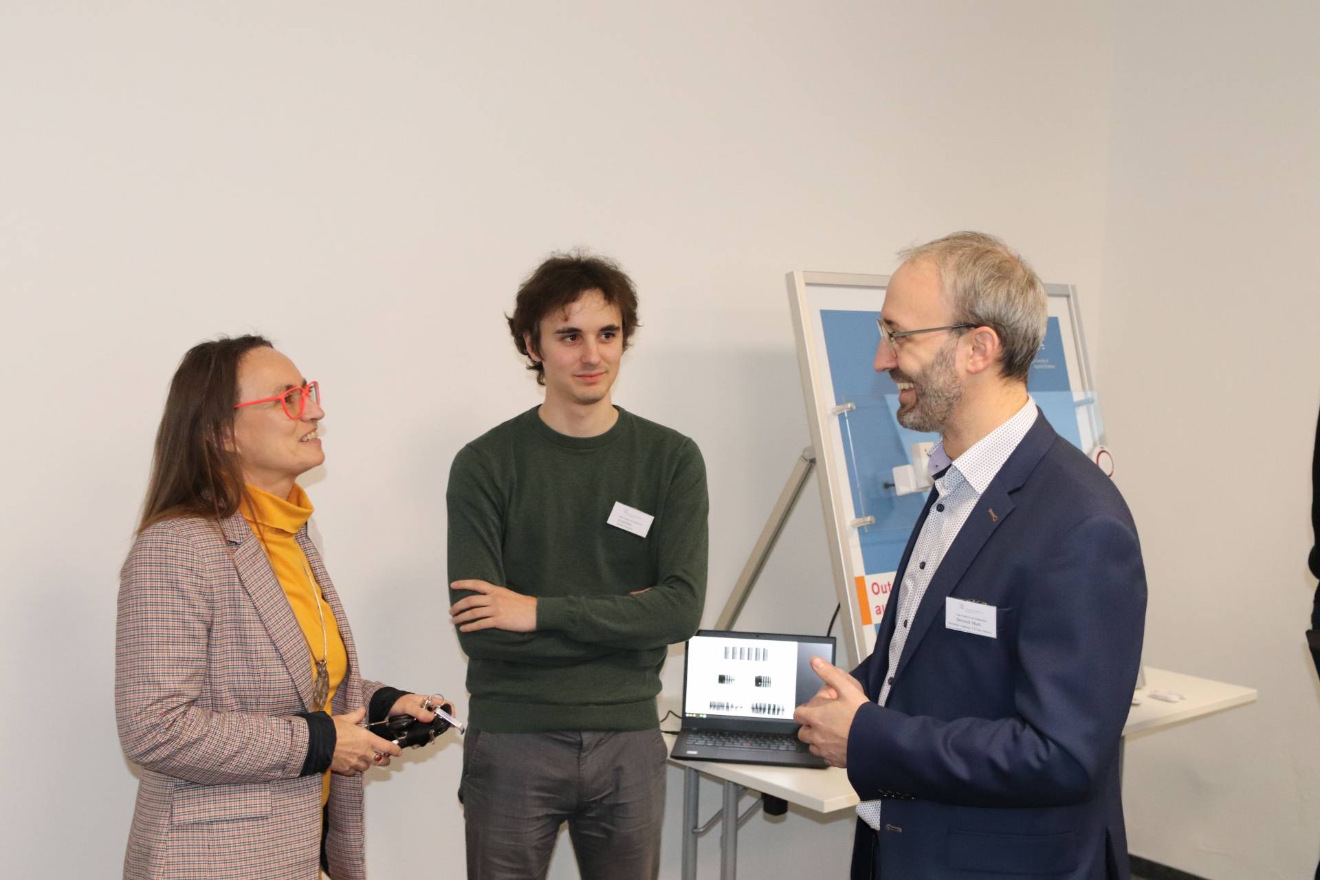Prof. Dr Dominik Merli im Gespräch mit den interessierten Gästen vom Landratsamt Donau-Ries. 