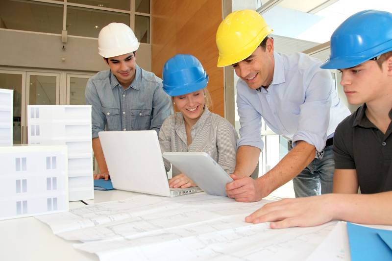 Team berät über ein Projekt