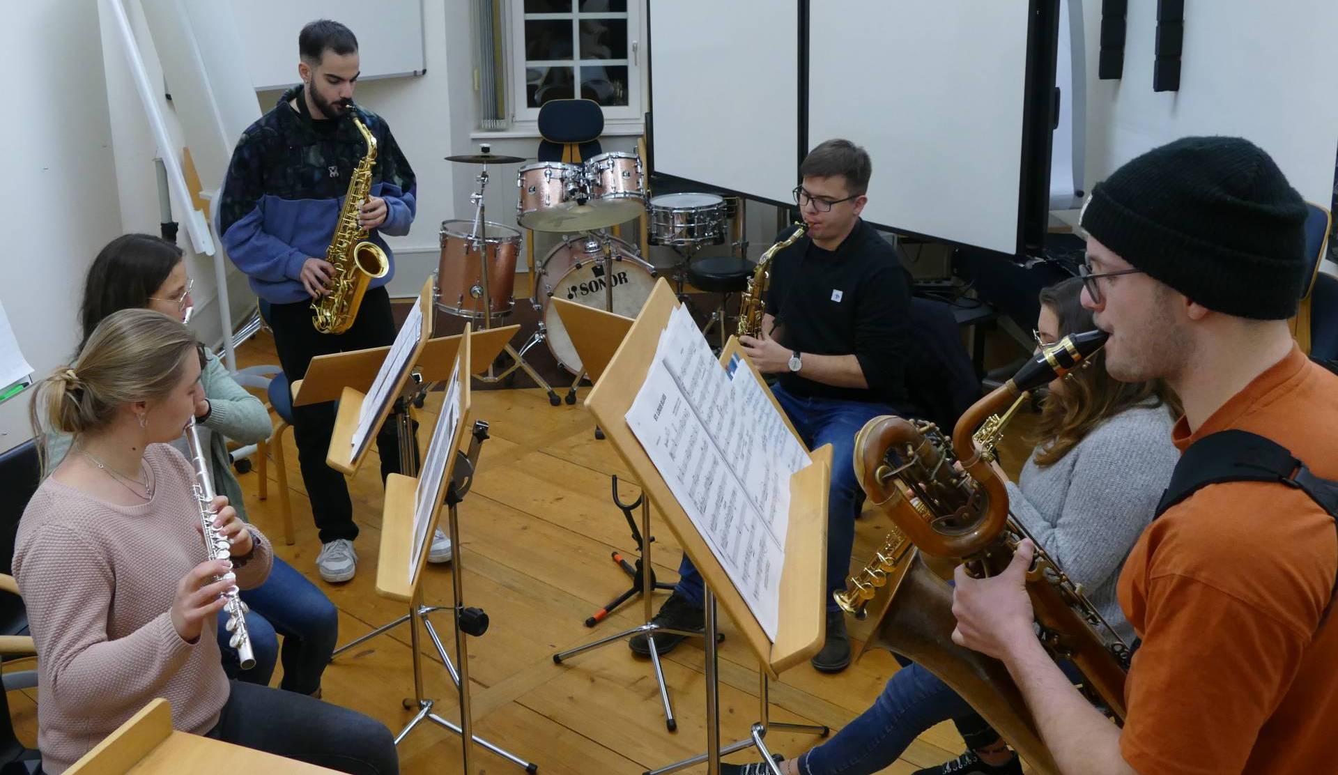 Die Big Band der Hochschule Augsburg beim Probenwochenende auf Schloss Kapfenburg 