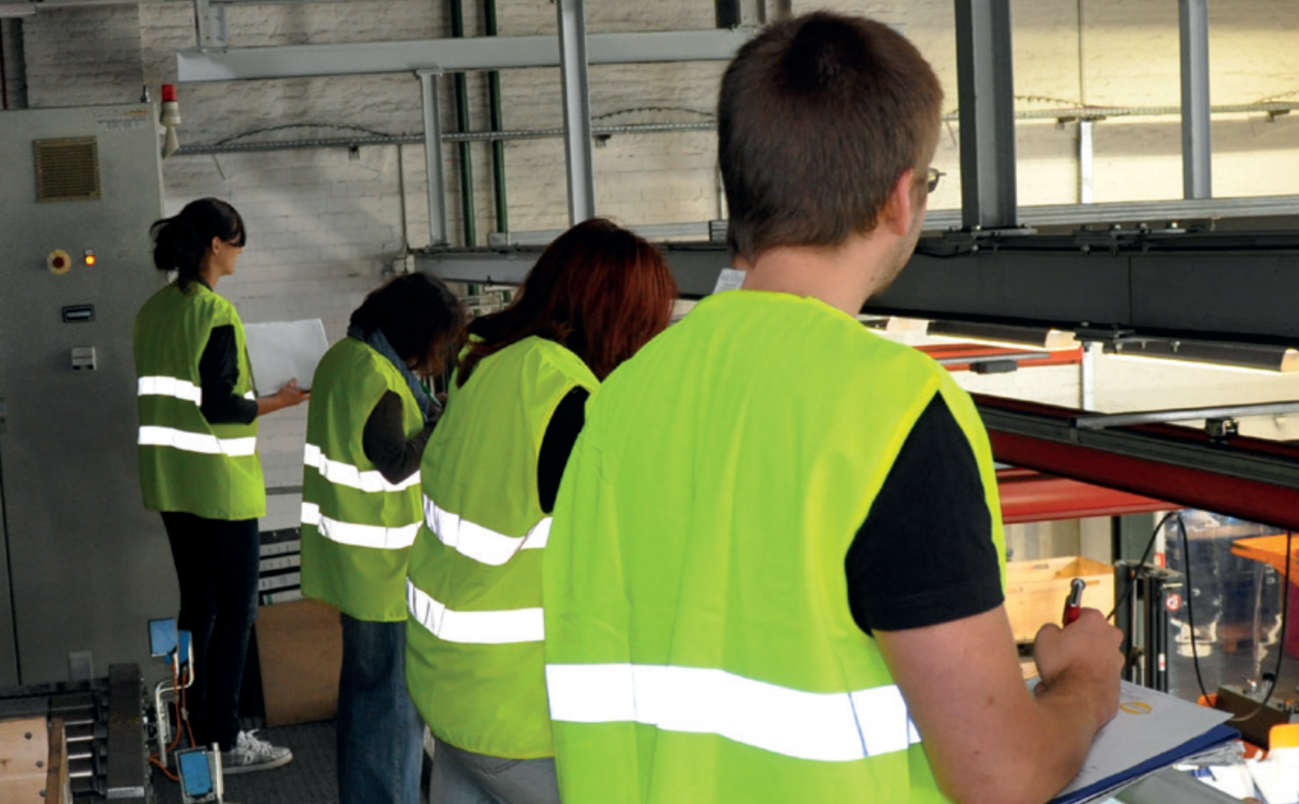 Student:innen bei der Prozessaufnahme (Kreidekreismethode)