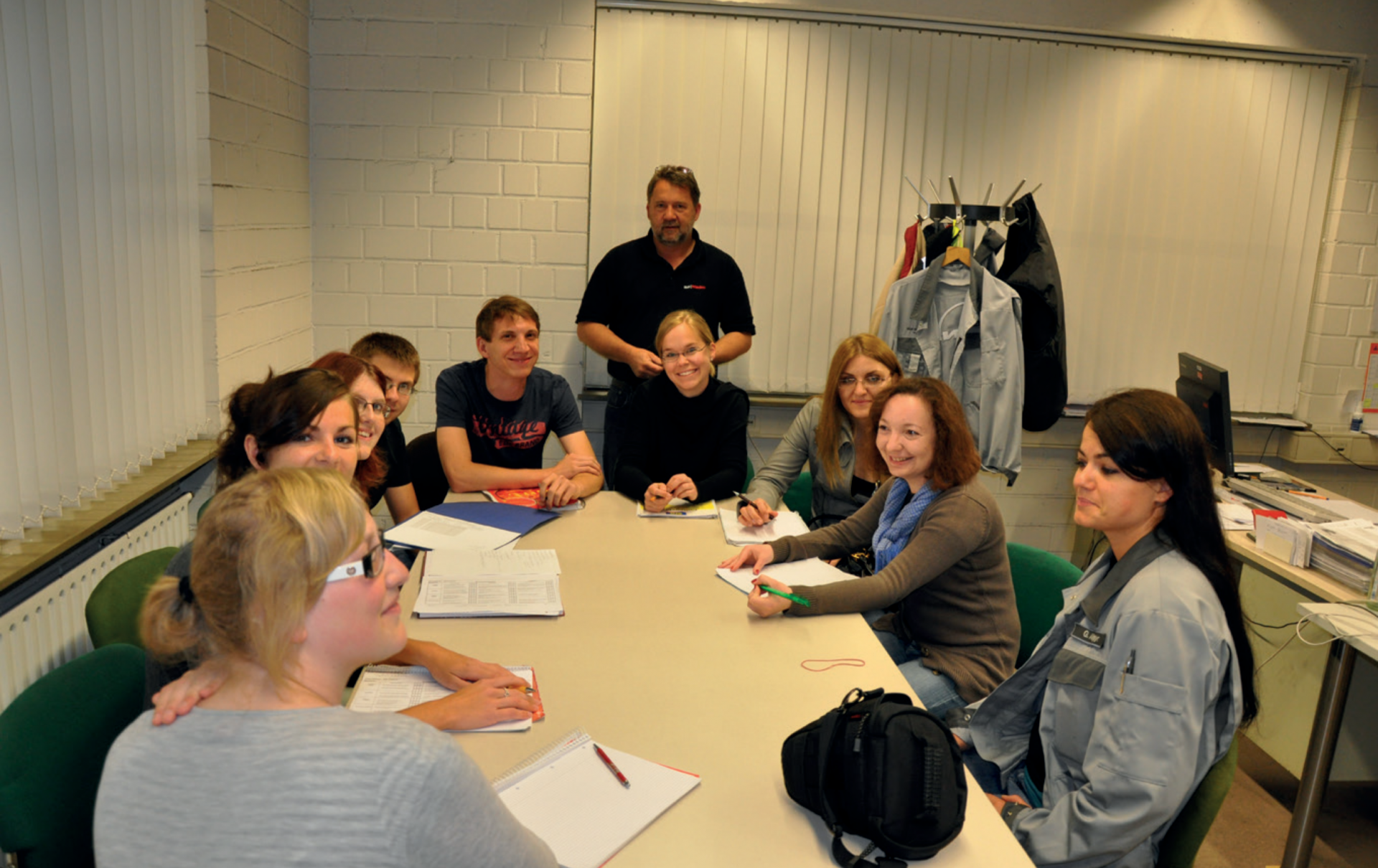 Student:innen in der Vorbesprechung mit Schichtleitung und Bereichsverantwortlichen