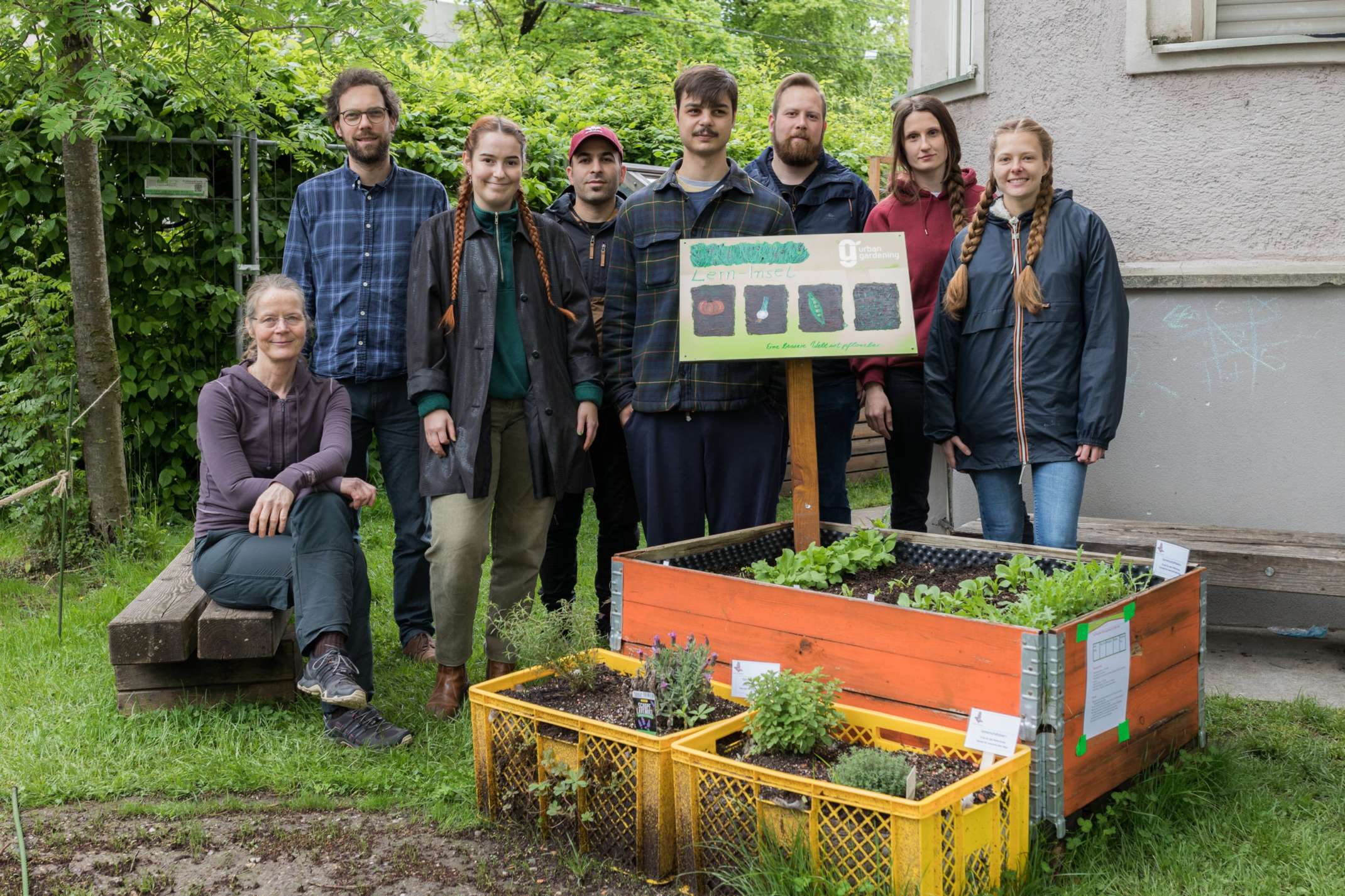 Dr. Juliana Forßmann und Prof. Dr. Simon Goebel mit Studierenden der Sozialen Arbeit