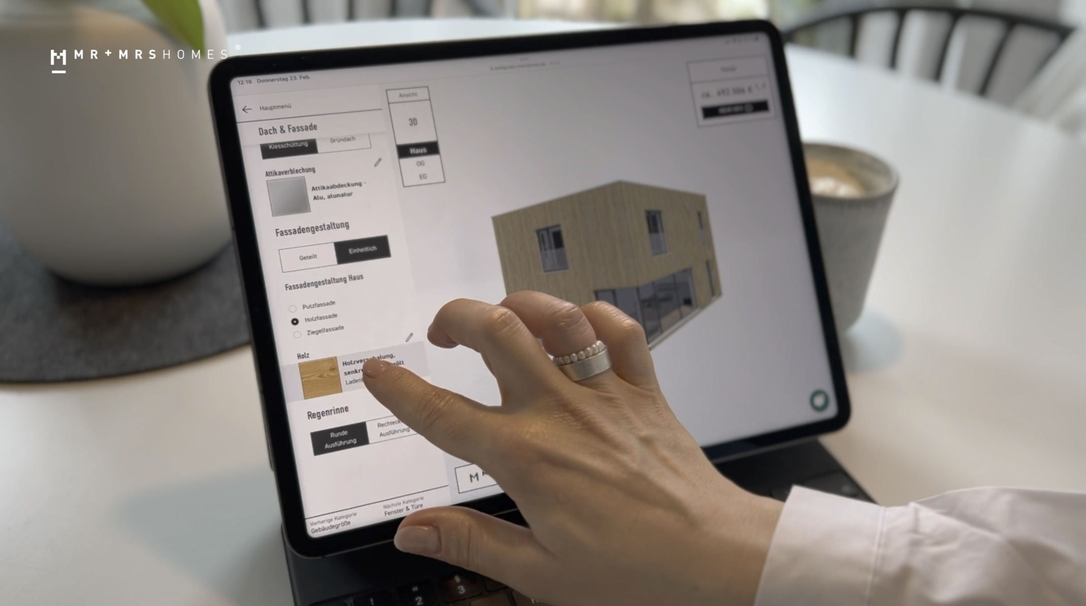 Frau arbeitet an Haus in 3D-Pla