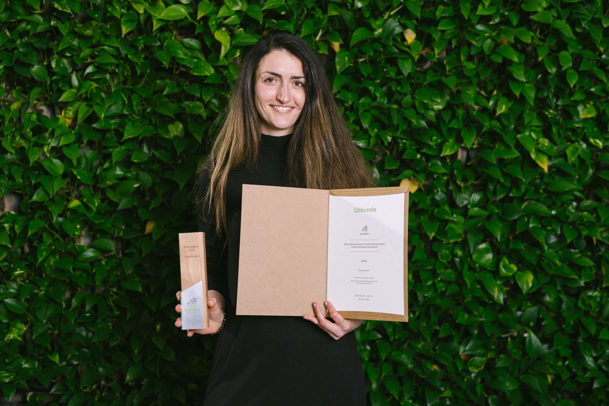 Elke Widmann mit ihrer Urkunde