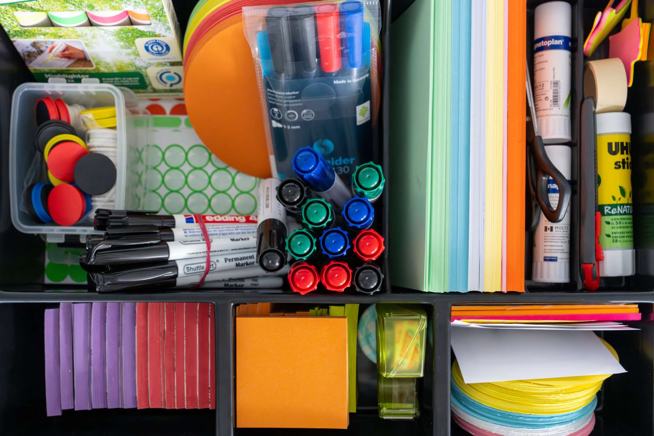 Buntes Material im Moderationskoffer