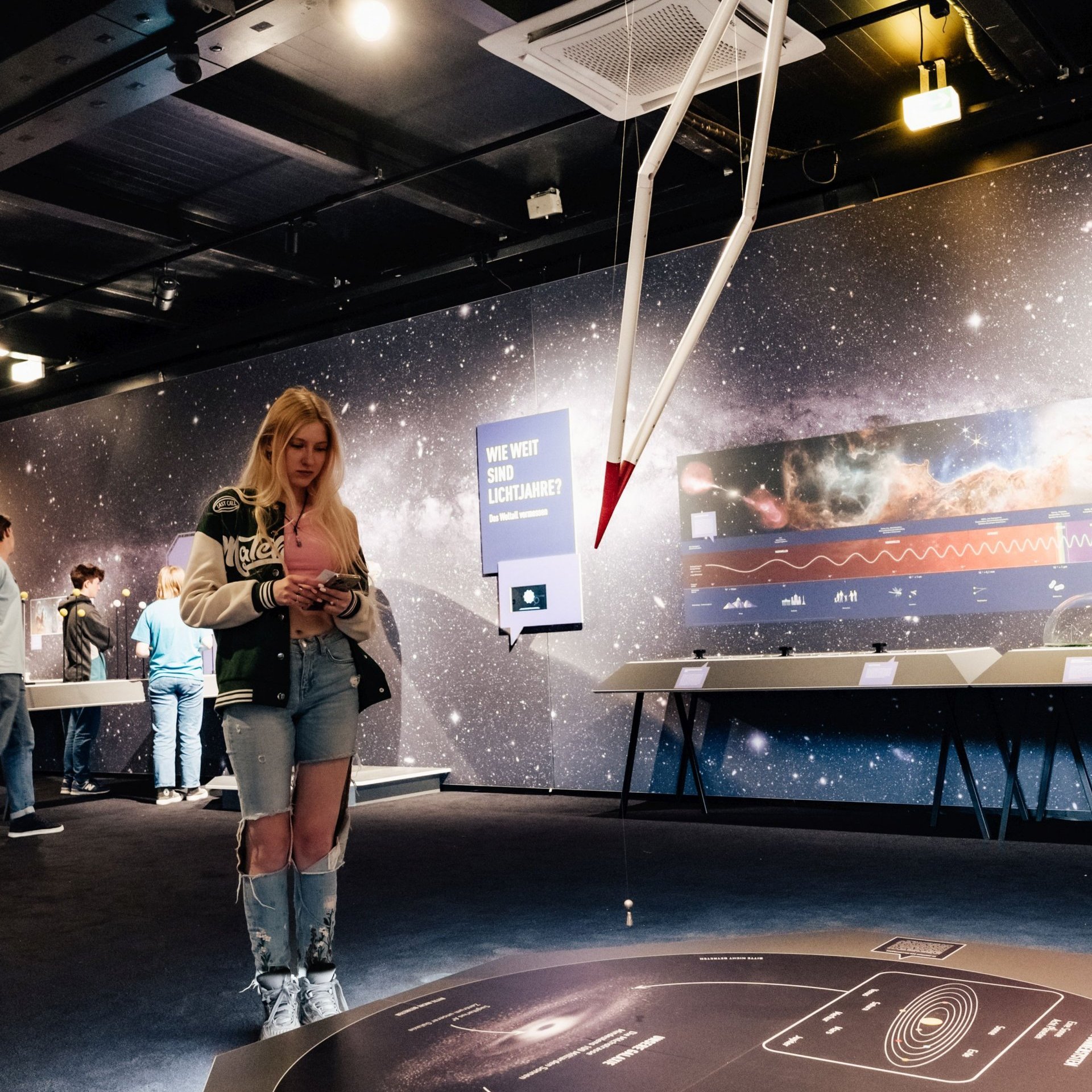 Eine riesige Kompassnadel aus Carbon: Die Installation "Matter" von Elias Naphausen auf der MS Wissenschaft